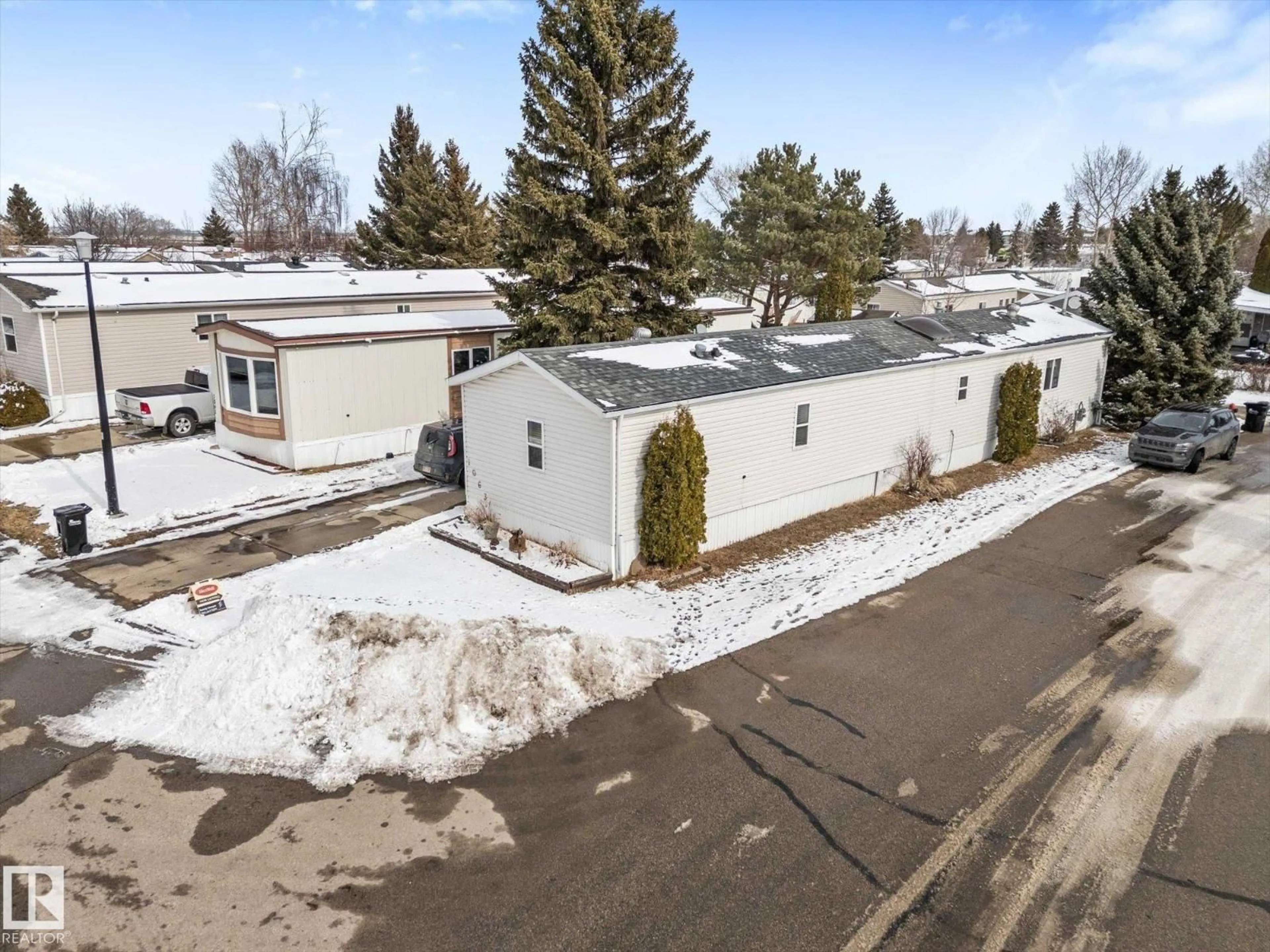 A pic from outside/outdoor area/front of a property/back of a property/a pic from drone, street for 1063 LAKELAND CR, Sherwood Park Alberta T8H1J5