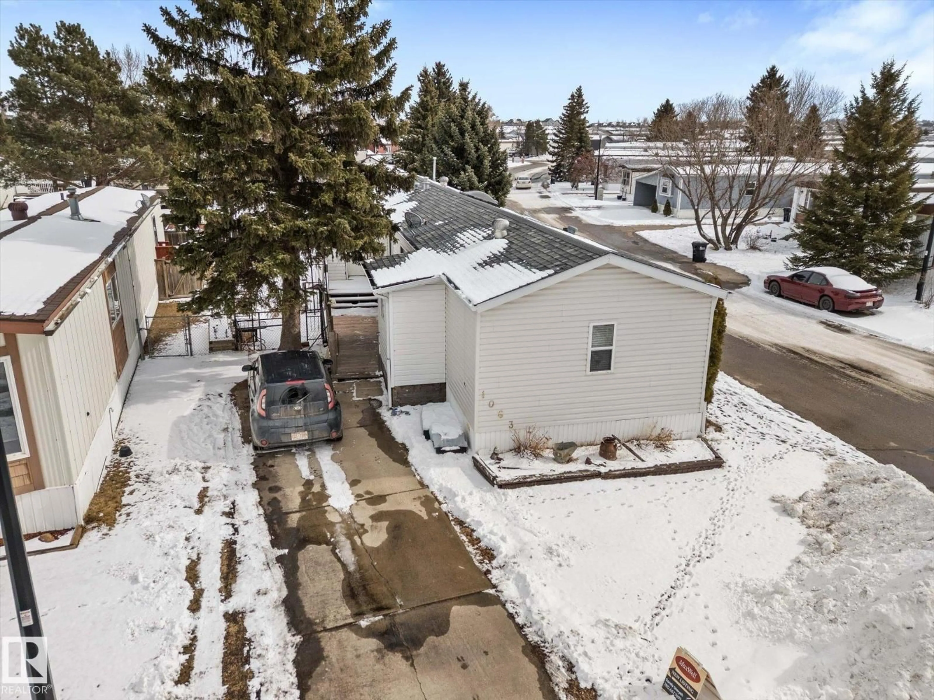 A pic from outside/outdoor area/front of a property/back of a property/a pic from drone, street for 1063 LAKELAND CR, Sherwood Park Alberta T8H1J5
