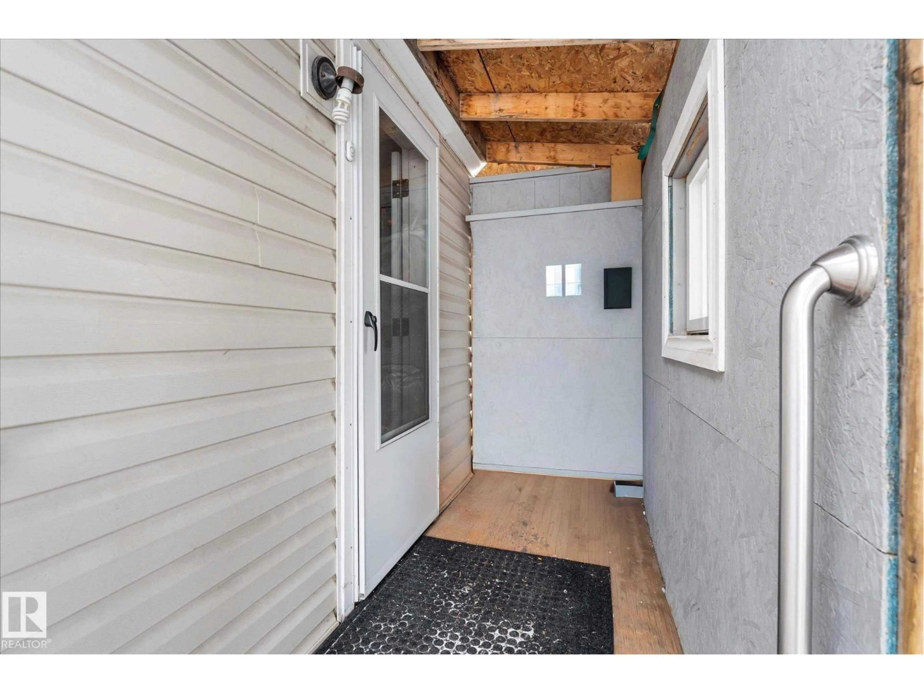 Indoor entryway for 1063 LAKELAND CR, Sherwood Park Alberta T8H1J5