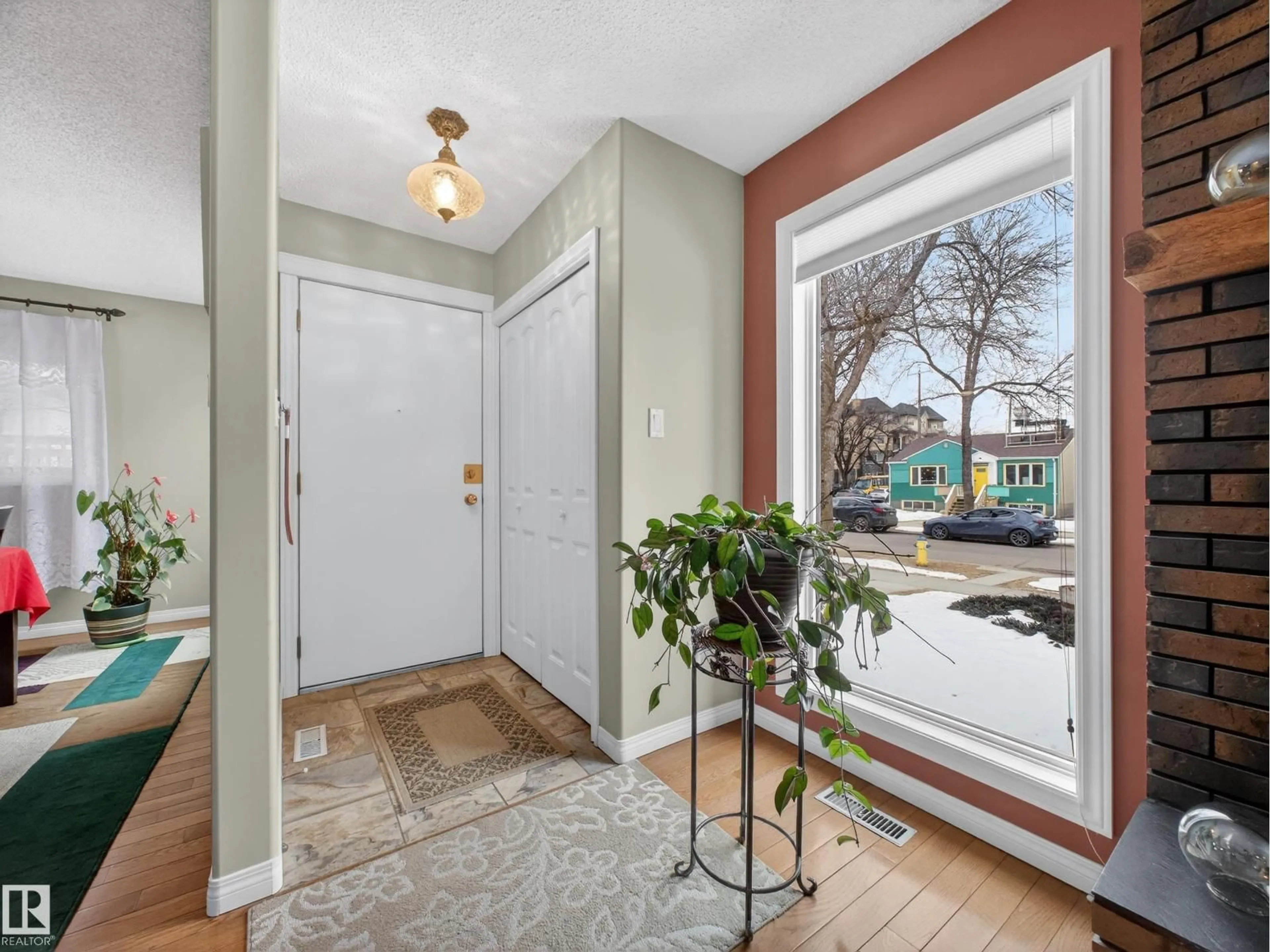 Indoor entryway for 8906 83 AV, Edmonton Alberta T6C1B5