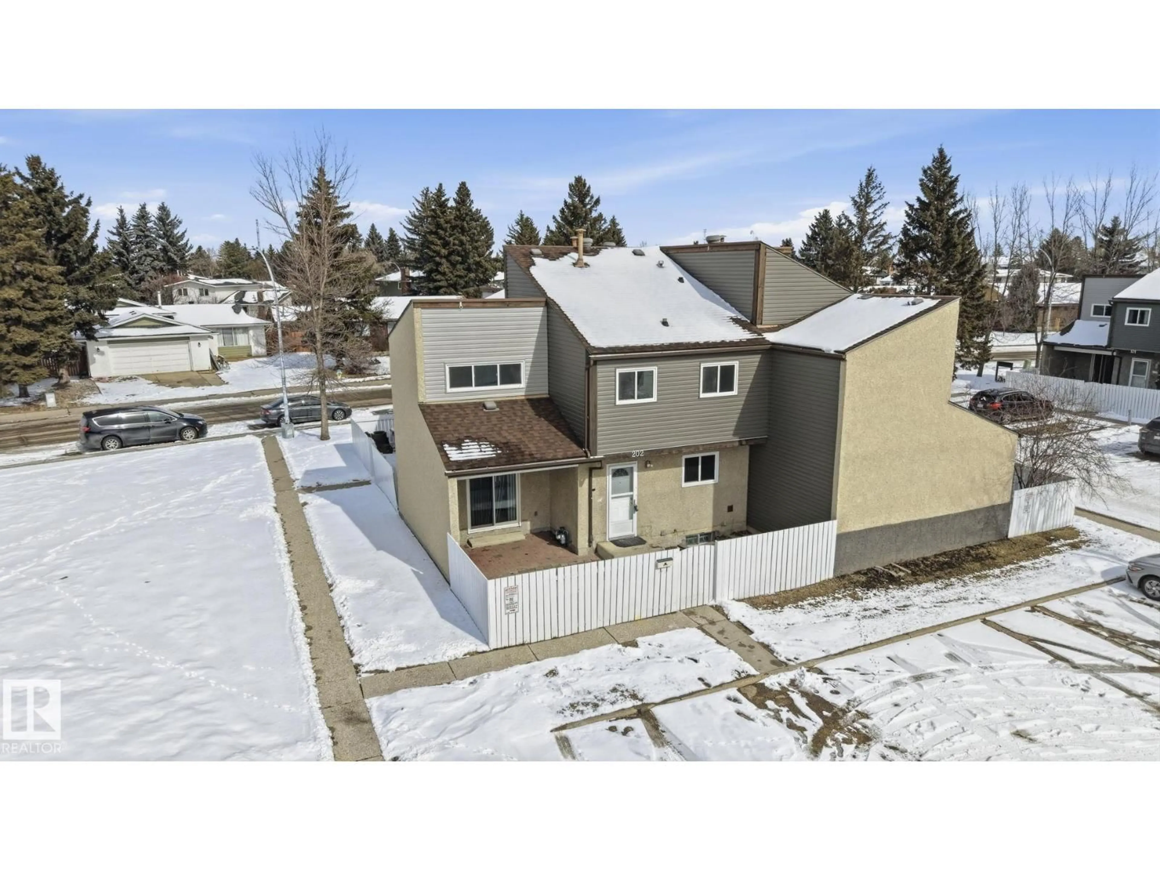 A pic from outside/outdoor area/front of a property/back of a property/a pic from drone, street for 202 KASKITAYO CT, Edmonton Alberta T6J3T3