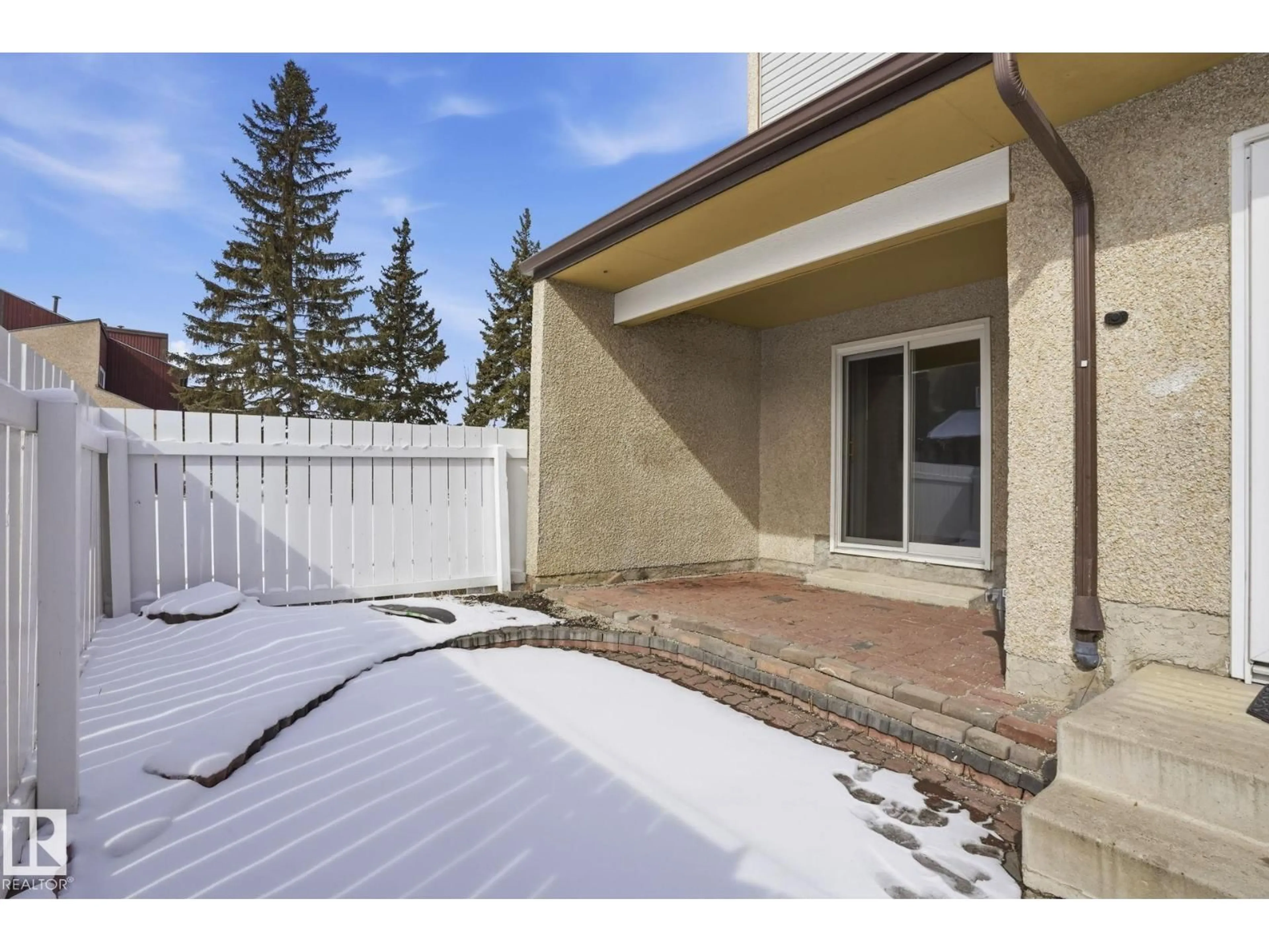 Patio, street for 202 KASKITAYO CT, Edmonton Alberta T6J3T3