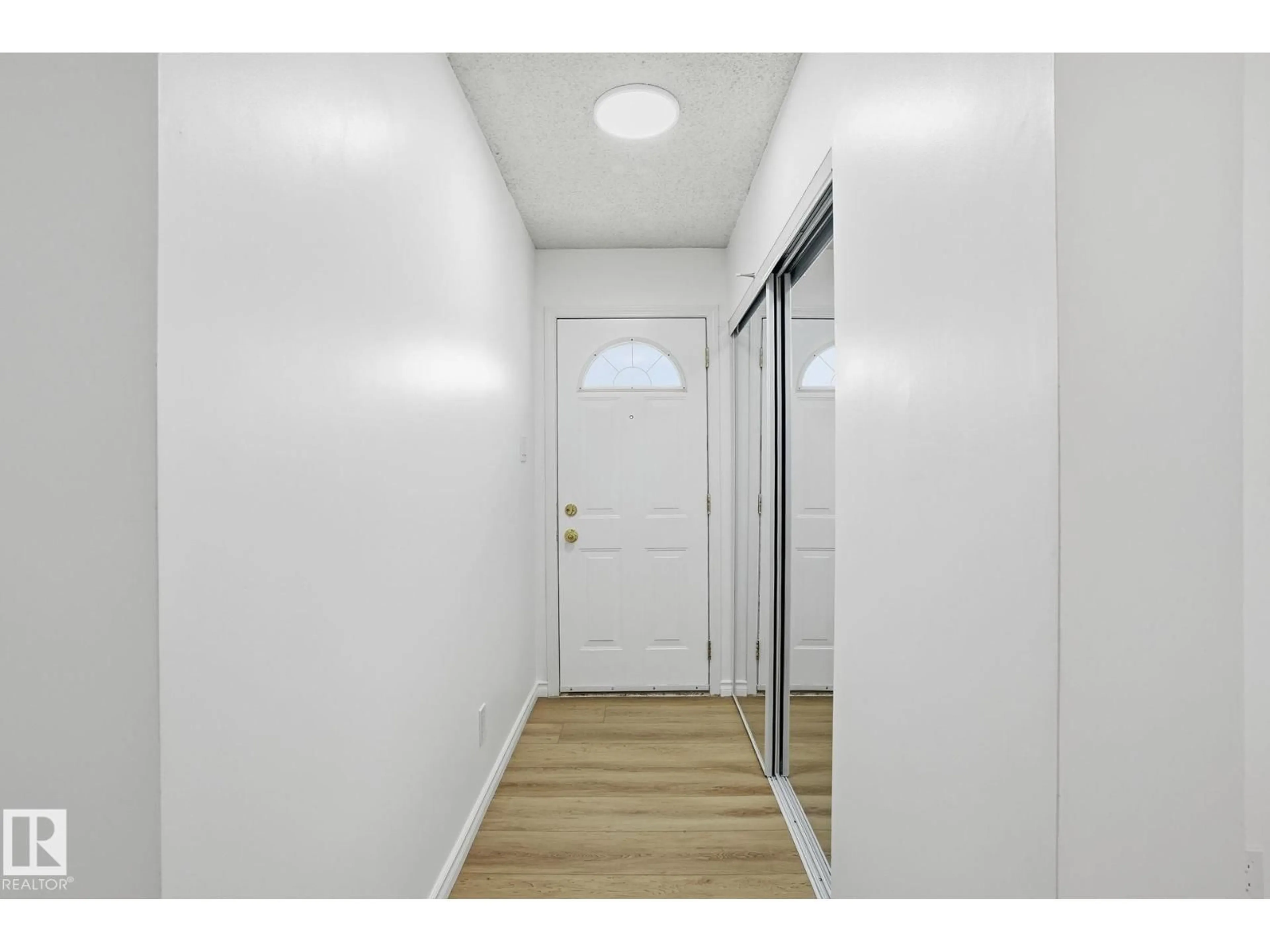 Indoor entryway for 202 KASKITAYO CT, Edmonton Alberta T6J3T3