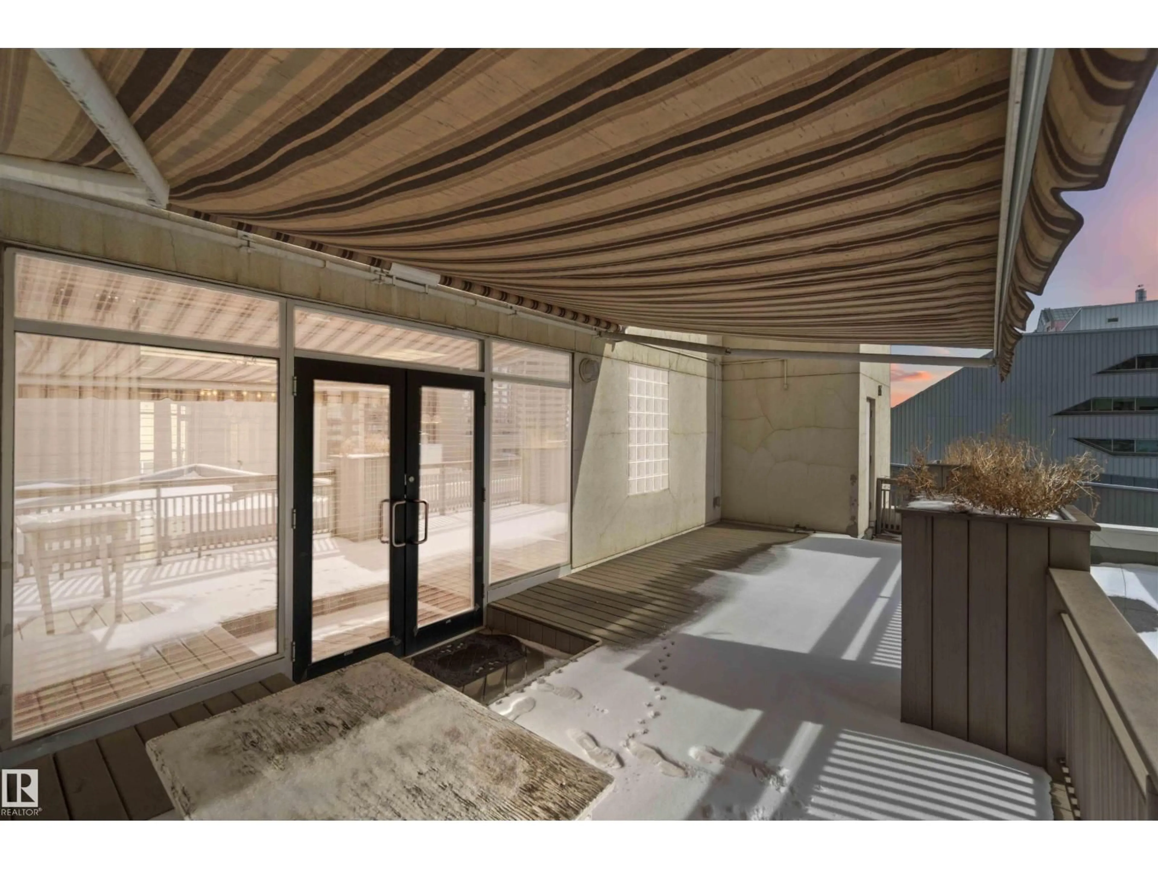 Indoor foyer for 401 - 10009 102 AV, Edmonton Alberta T5J5B6