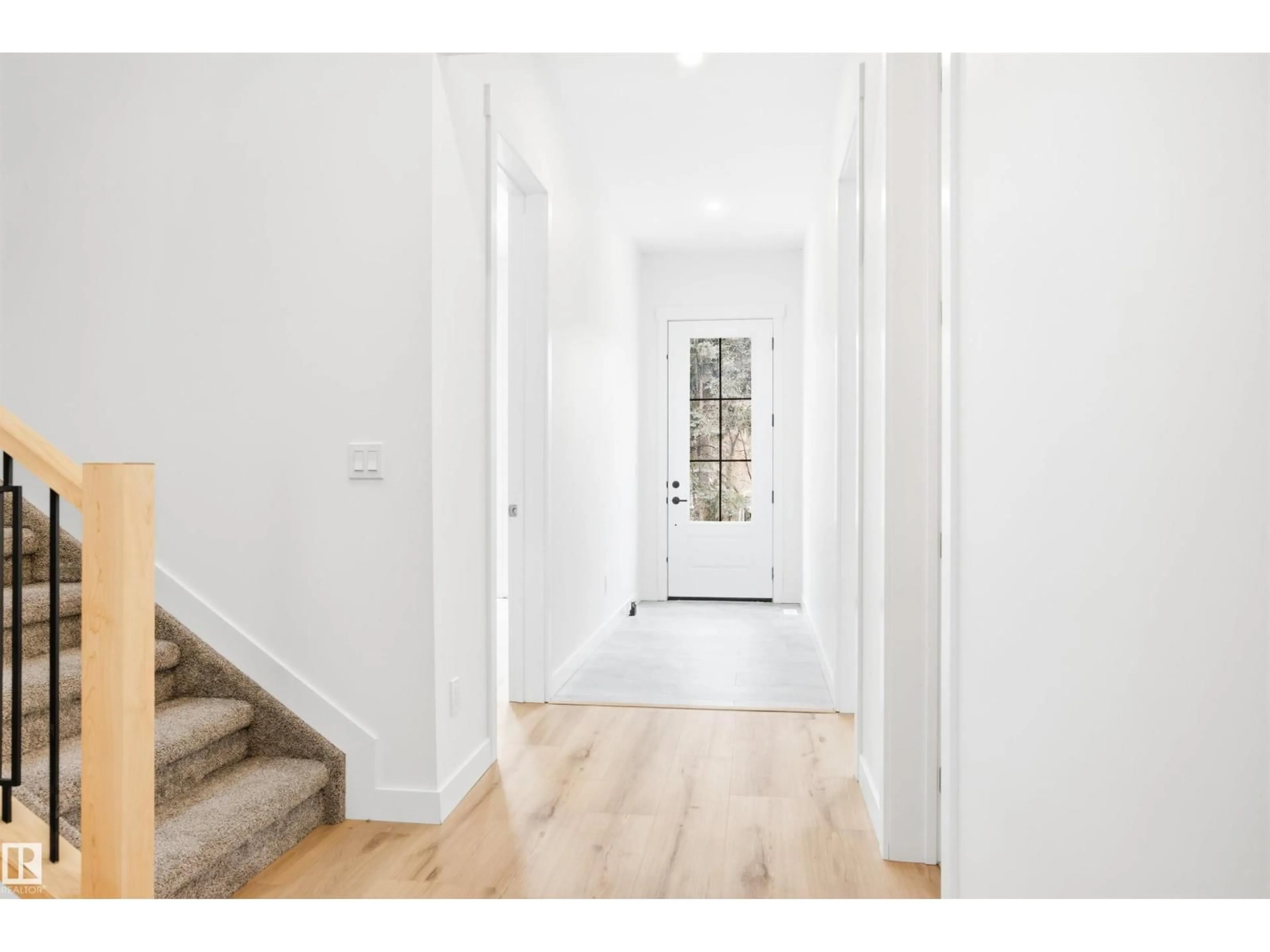 Indoor entryway for NW - 9807 90 AV, Edmonton Alberta T6E2T2