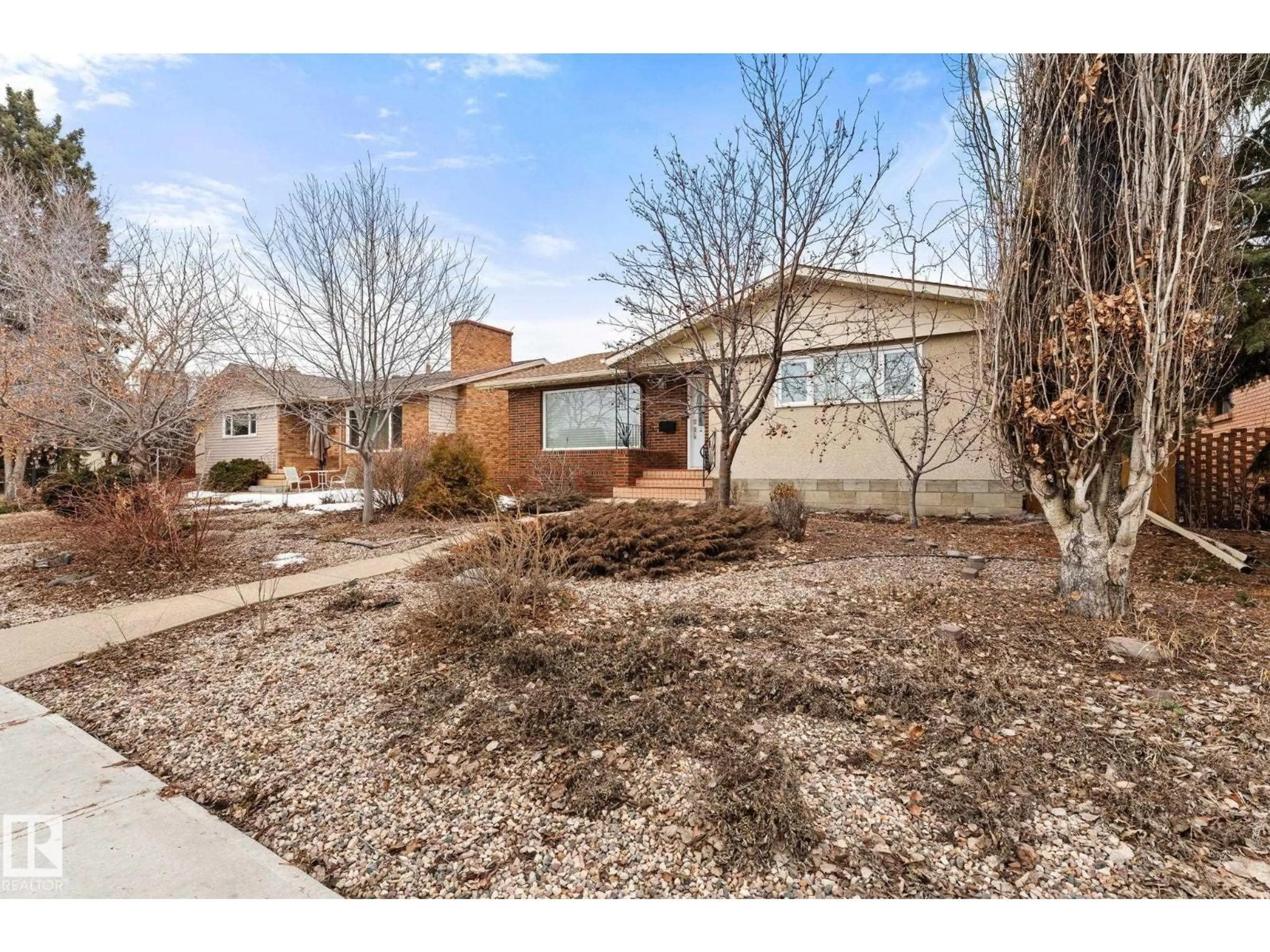 A pic from outside/outdoor area/front of a property/back of a property/a pic from drone, street for 11712 48 AV, Edmonton Alberta T6H0E6