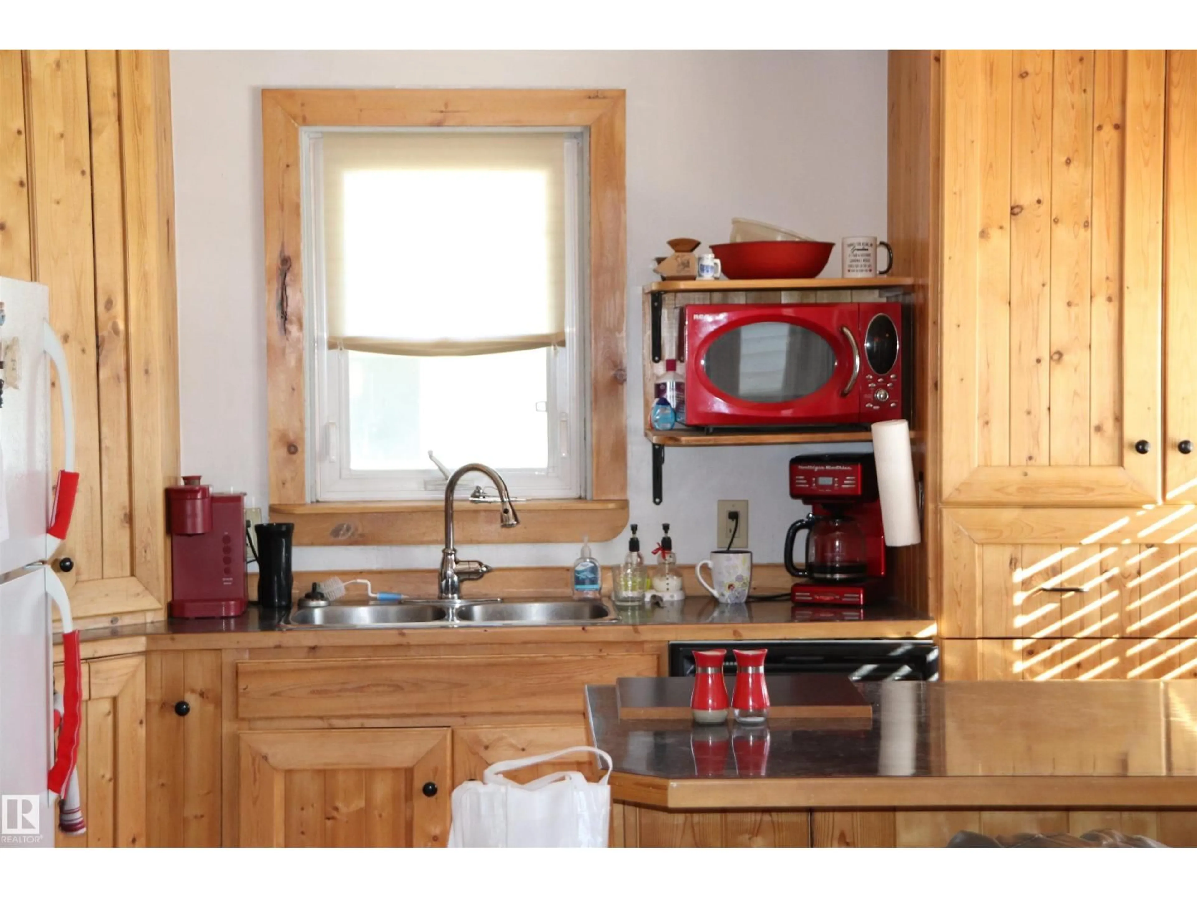 Standard kitchen, wood/laminate floor for 5512 50TH STREET, Wetaskiwin Alberta T9A0T3