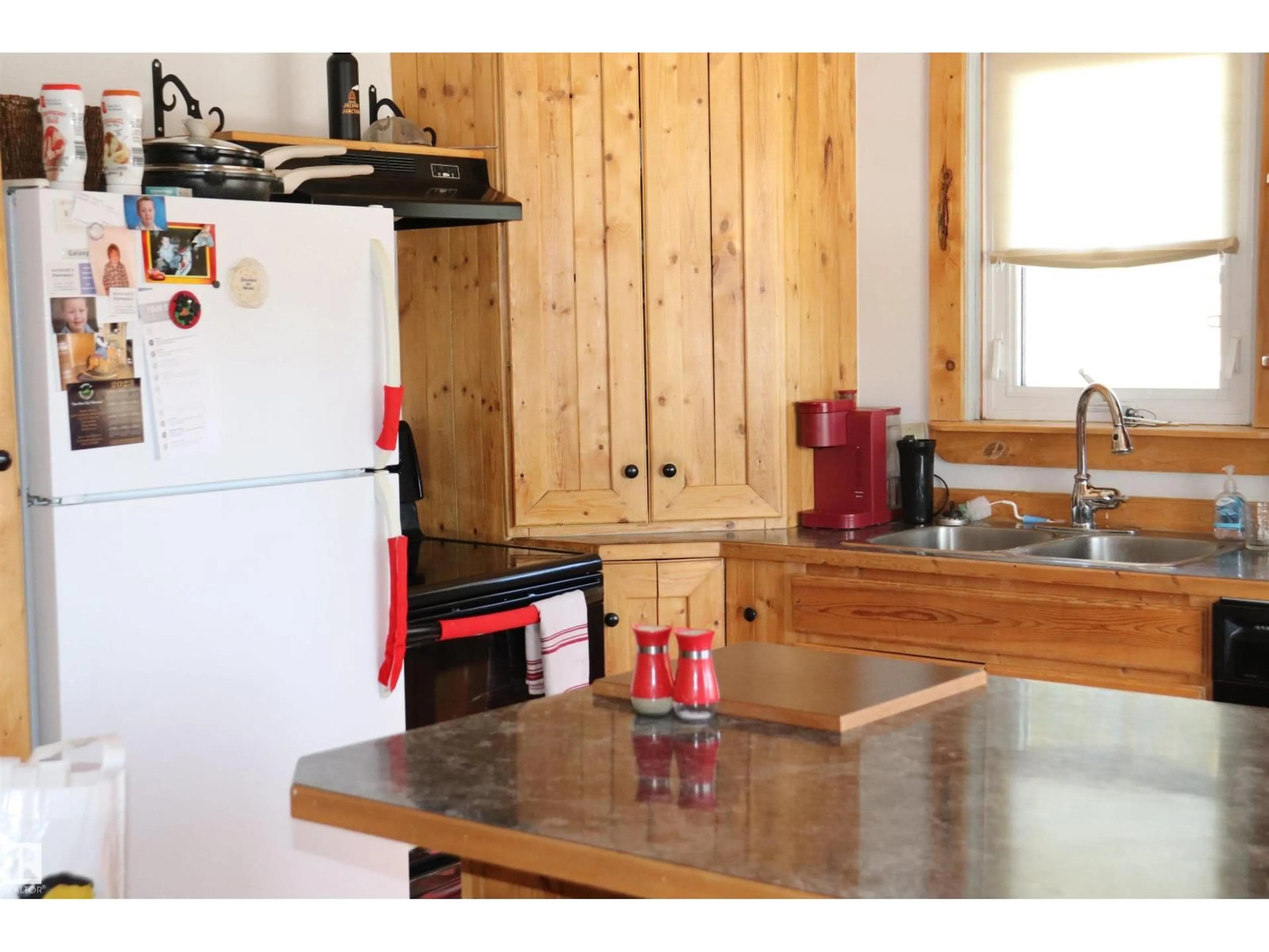 Standard kitchen, wood/laminate floor for 5512 50TH STREET, Wetaskiwin Alberta T9A0T3