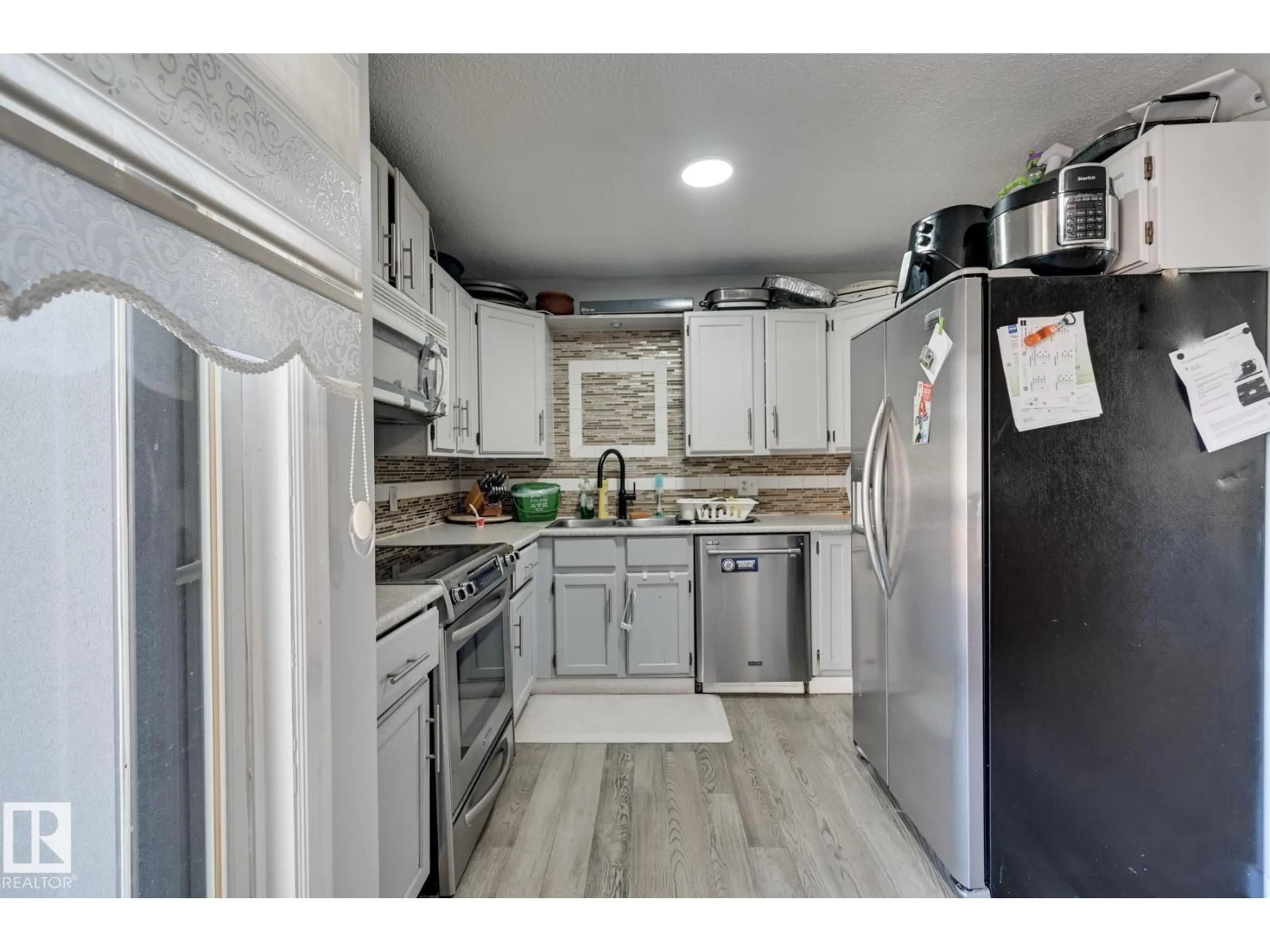 Standard kitchen, unknown for 4628 37 AV, Edmonton Alberta T6L3V1