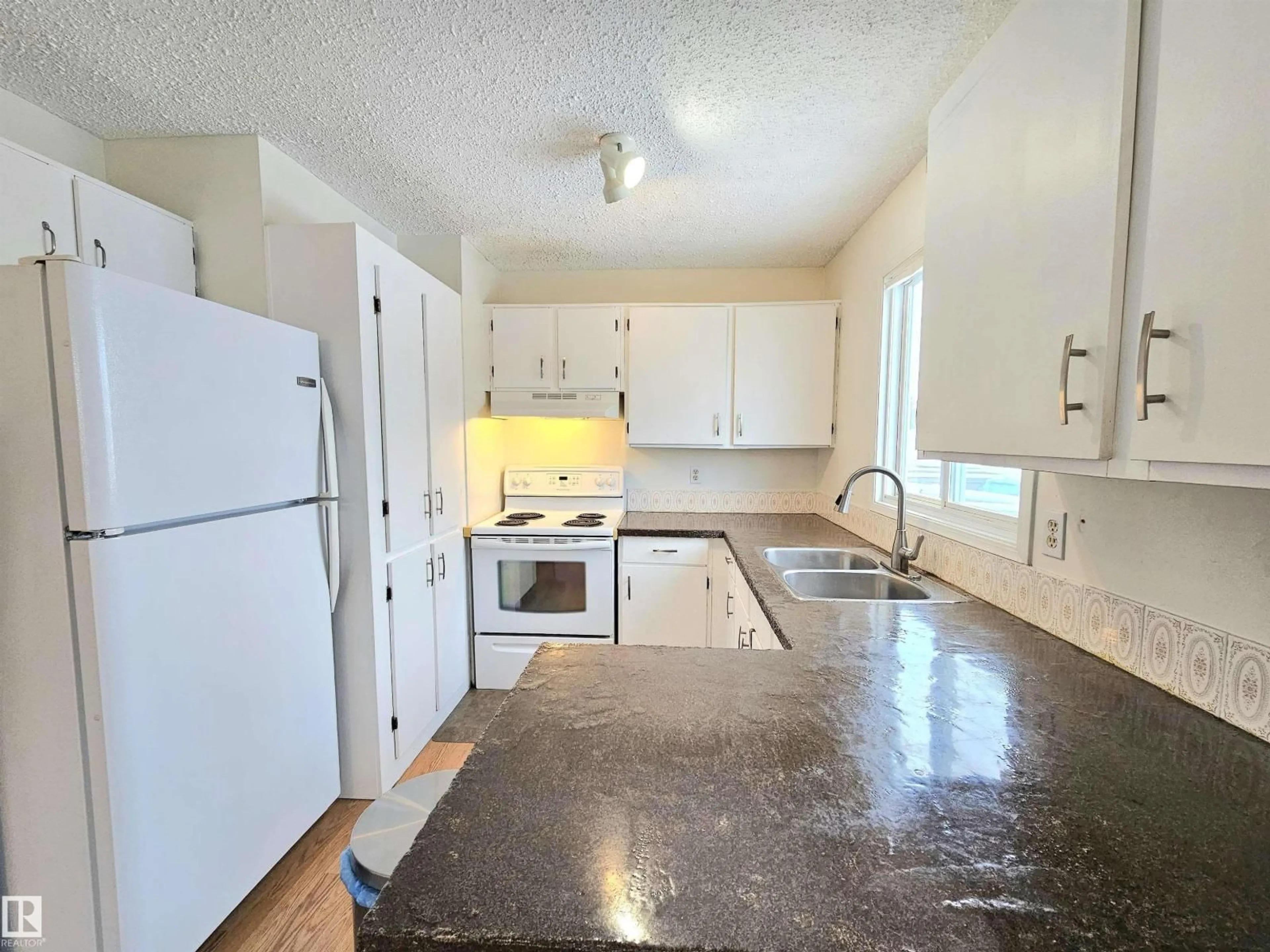 Standard kitchen, unknown for NW - 10029 173 AV, Edmonton Alberta T5X3Y1