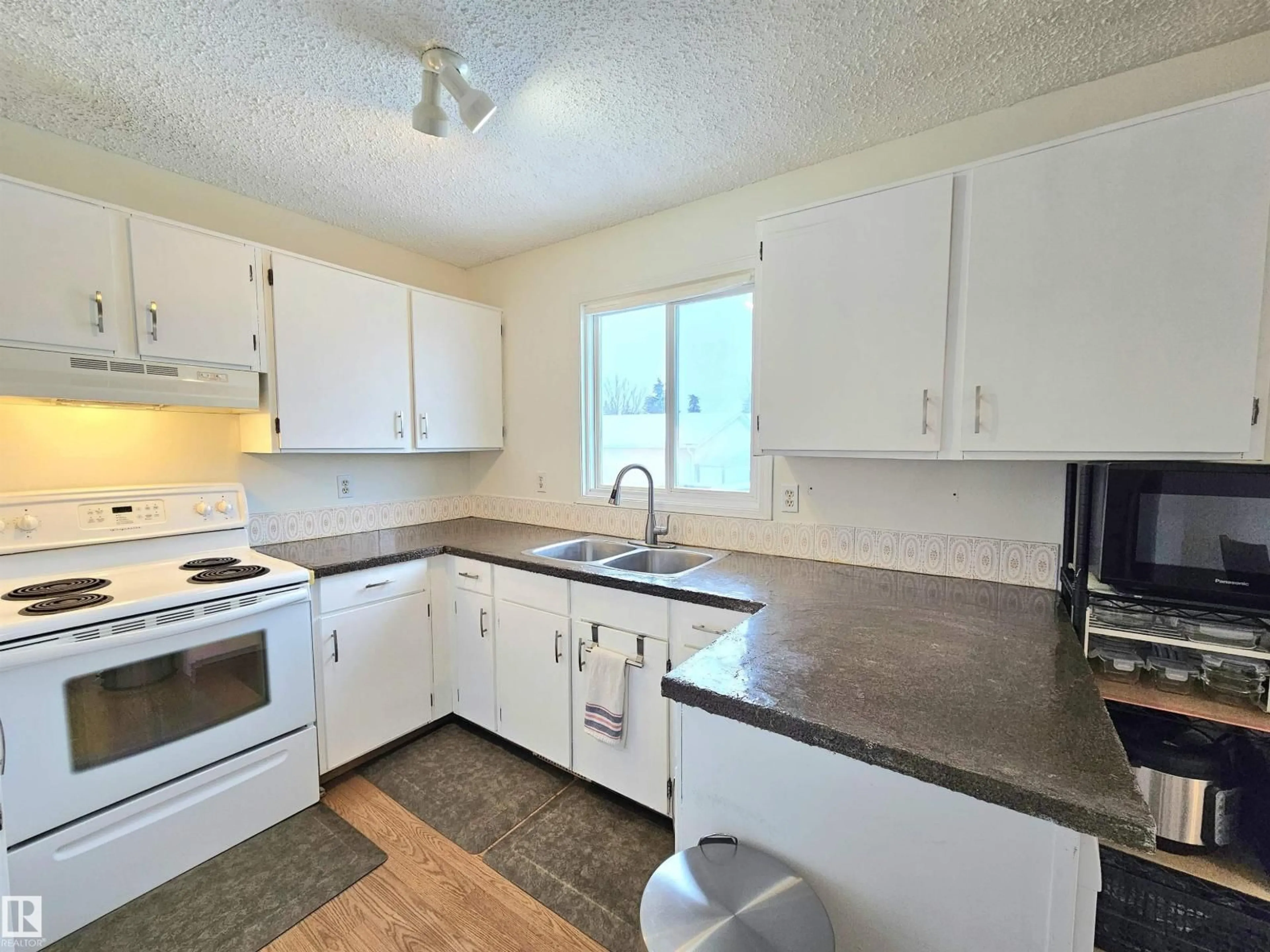 Standard kitchen, unknown for NW - 10029 173 AV, Edmonton Alberta T5X3Y1
