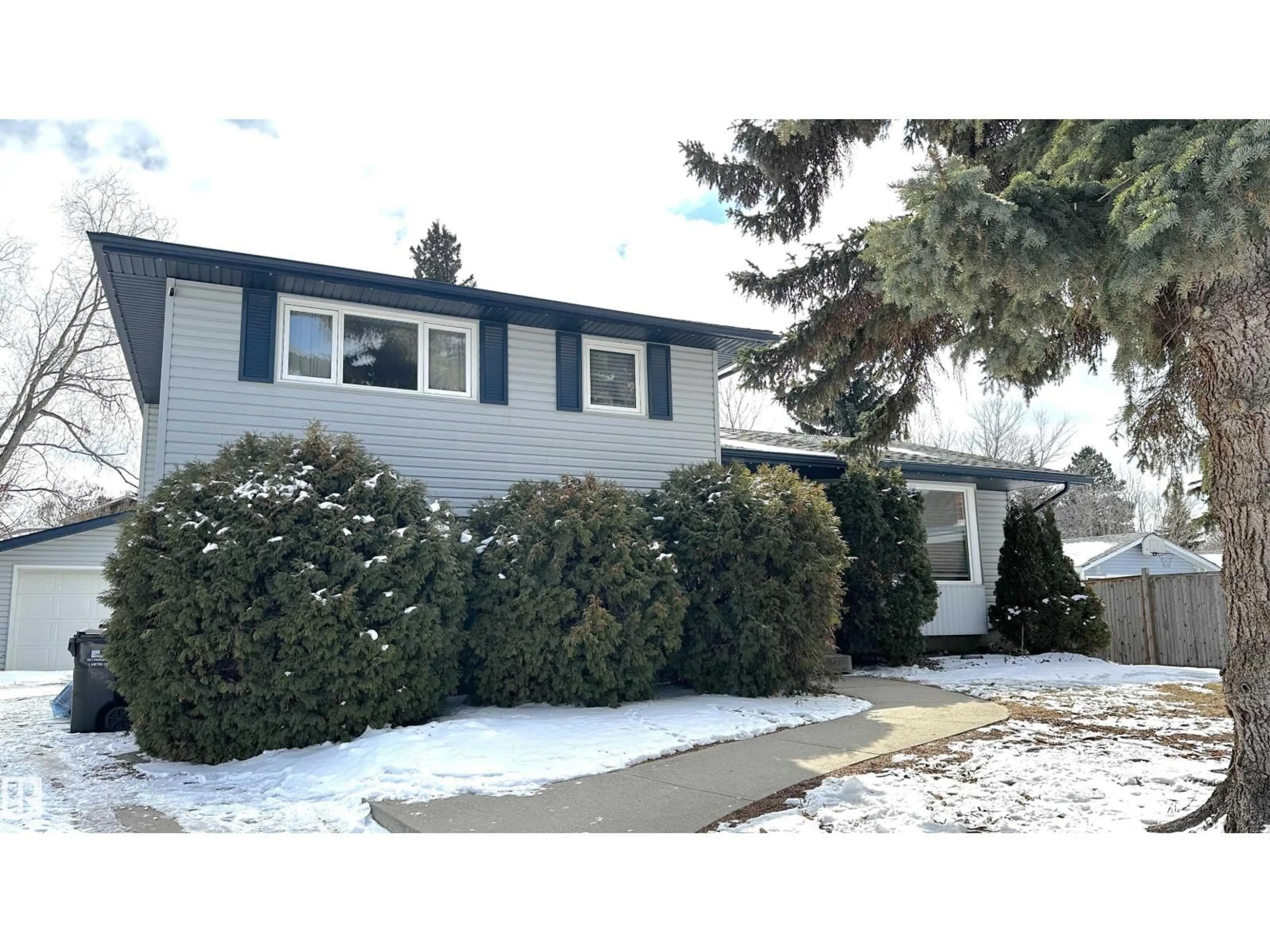 Home with vinyl exterior material, street for 224 GAINSBORO CT, Sherwood Park Alberta T8A2J3