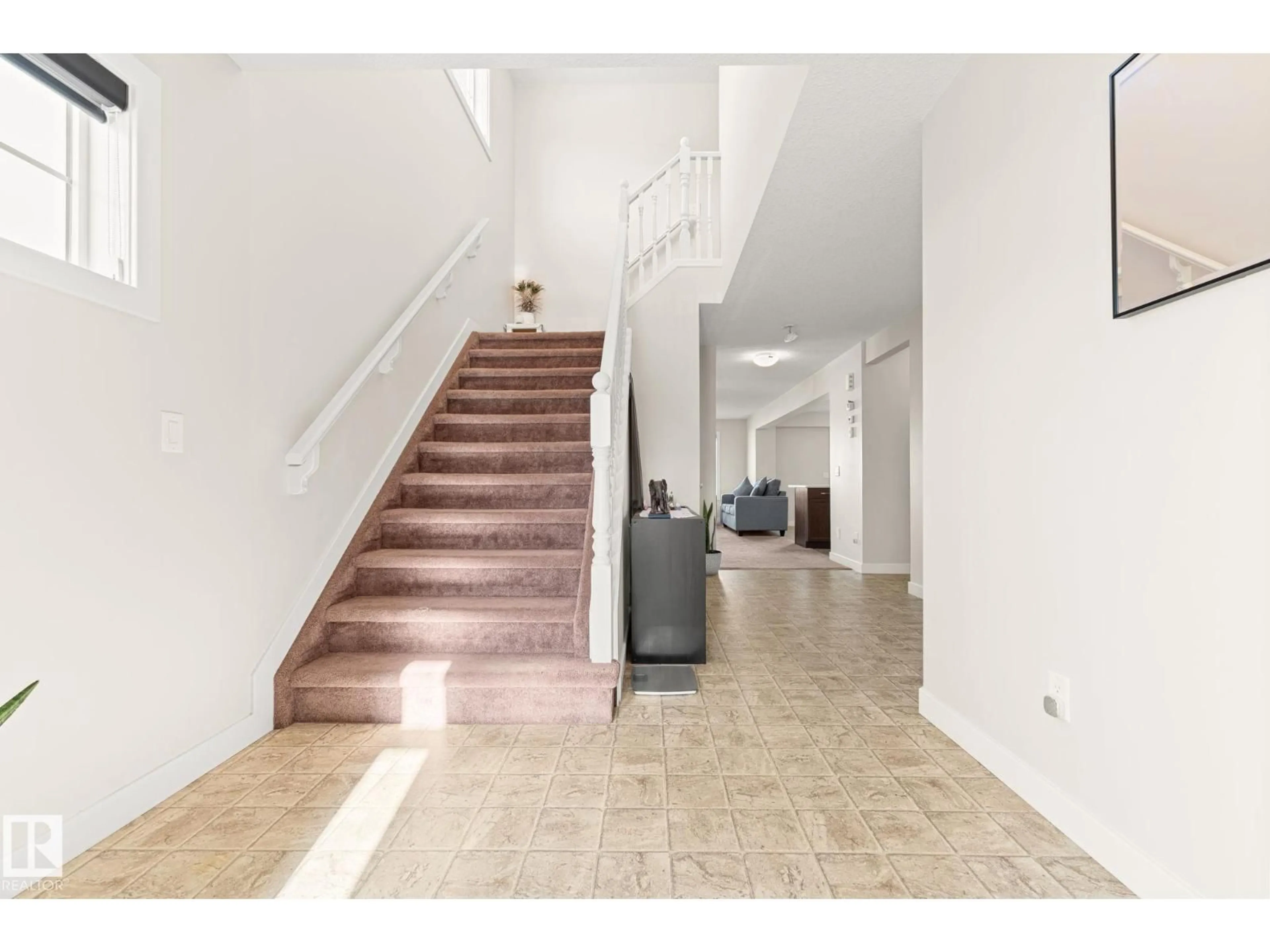 Indoor foyer for 724 40 AV, Edmonton Alberta T6T0T3