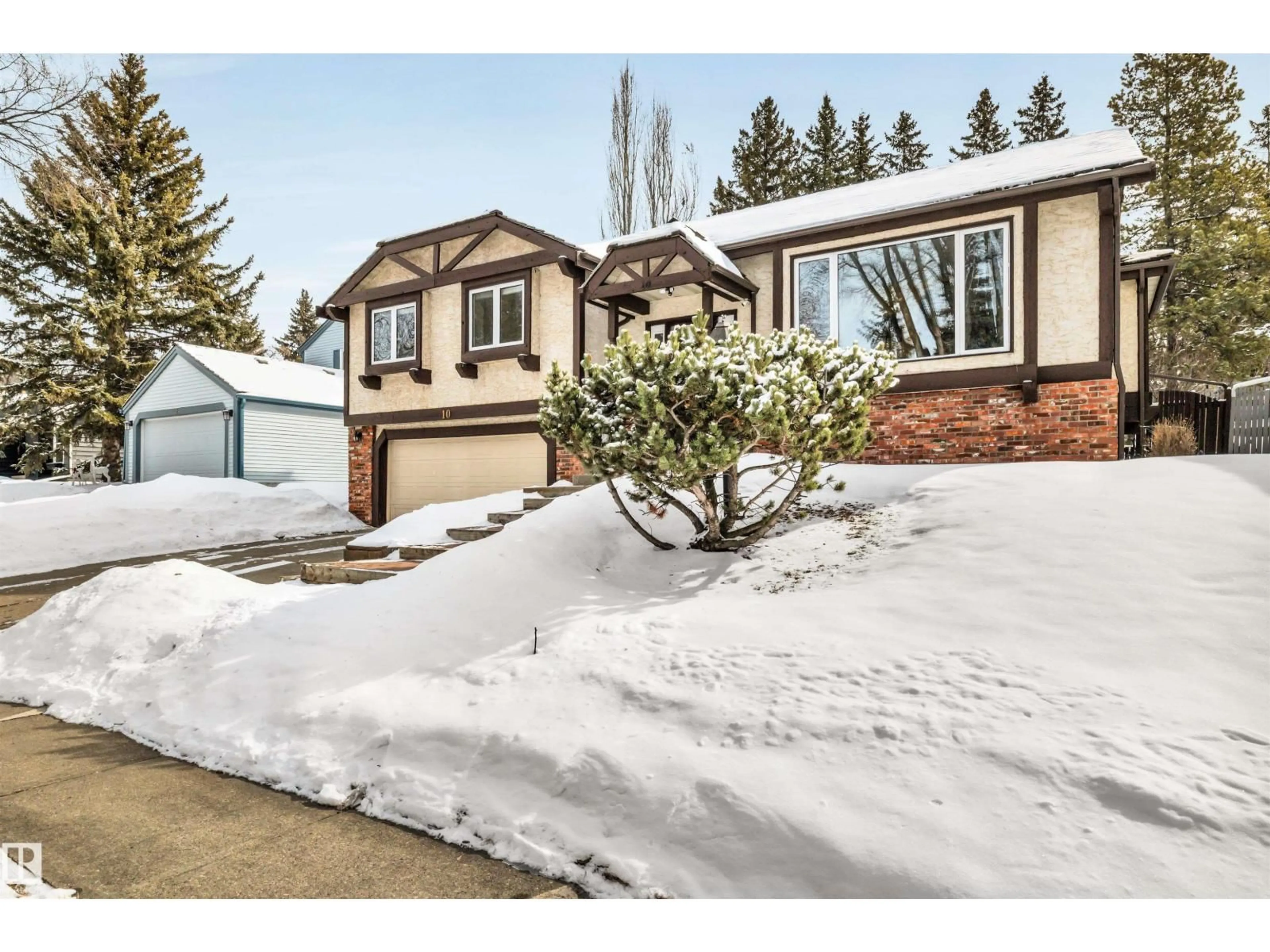 Home with vinyl exterior material, street for 10 BERRYMORE DR, St. Albert Alberta T8N2Y6