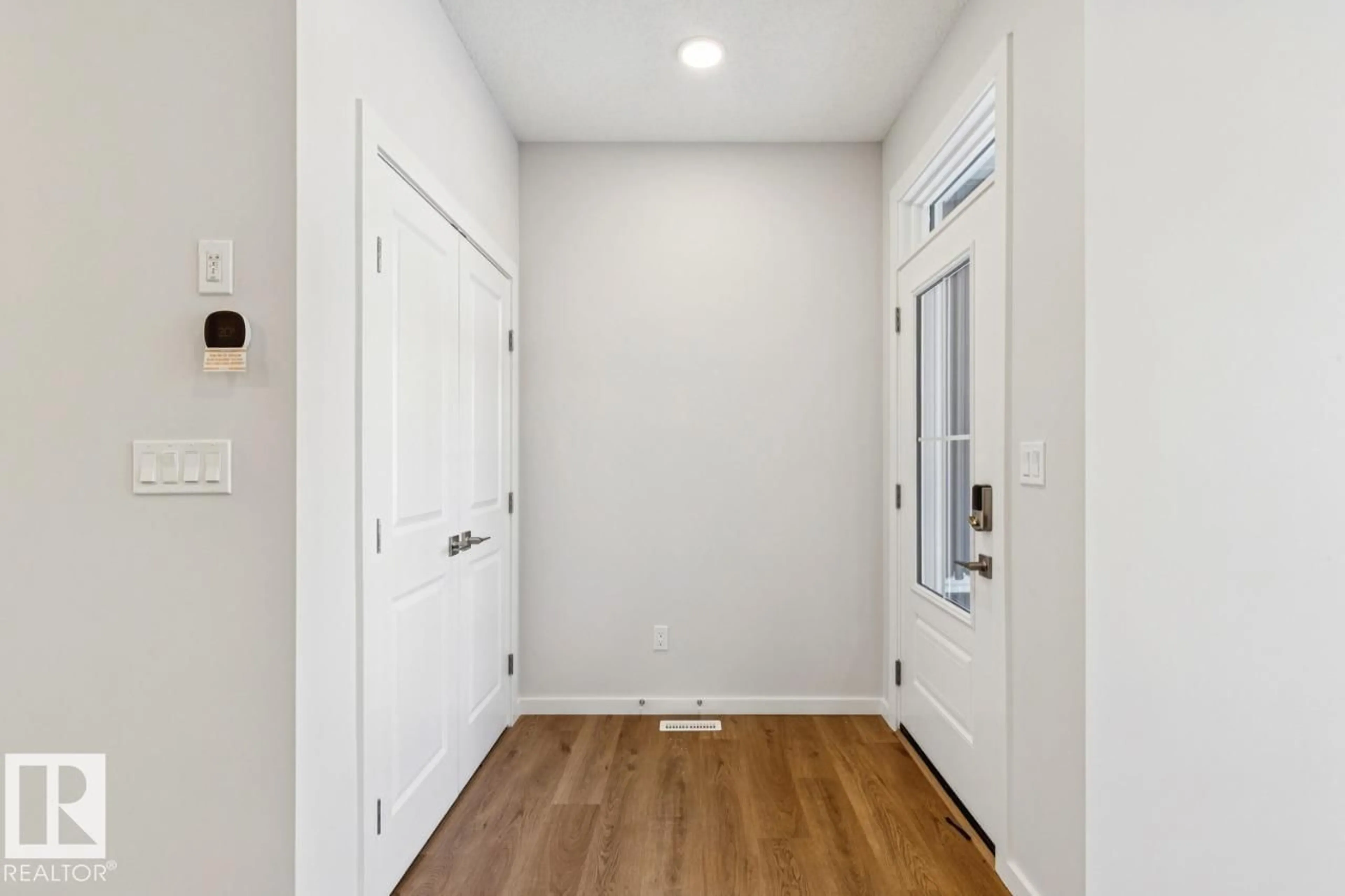 Indoor entryway for 318 26 ST, Edmonton Alberta T6X3J1