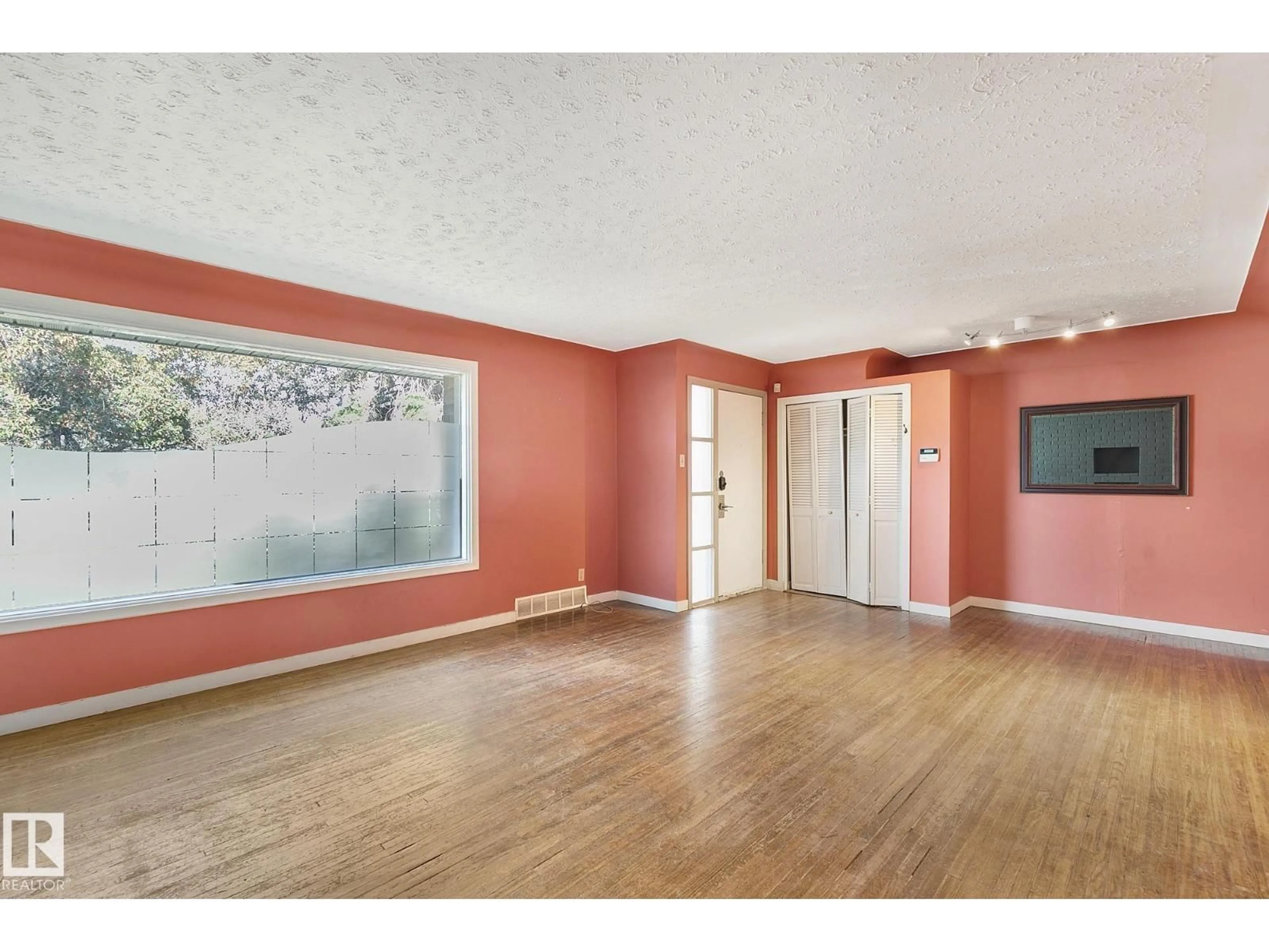 A pic of a room for 13915 102 AV, Edmonton Alberta T5N0P5