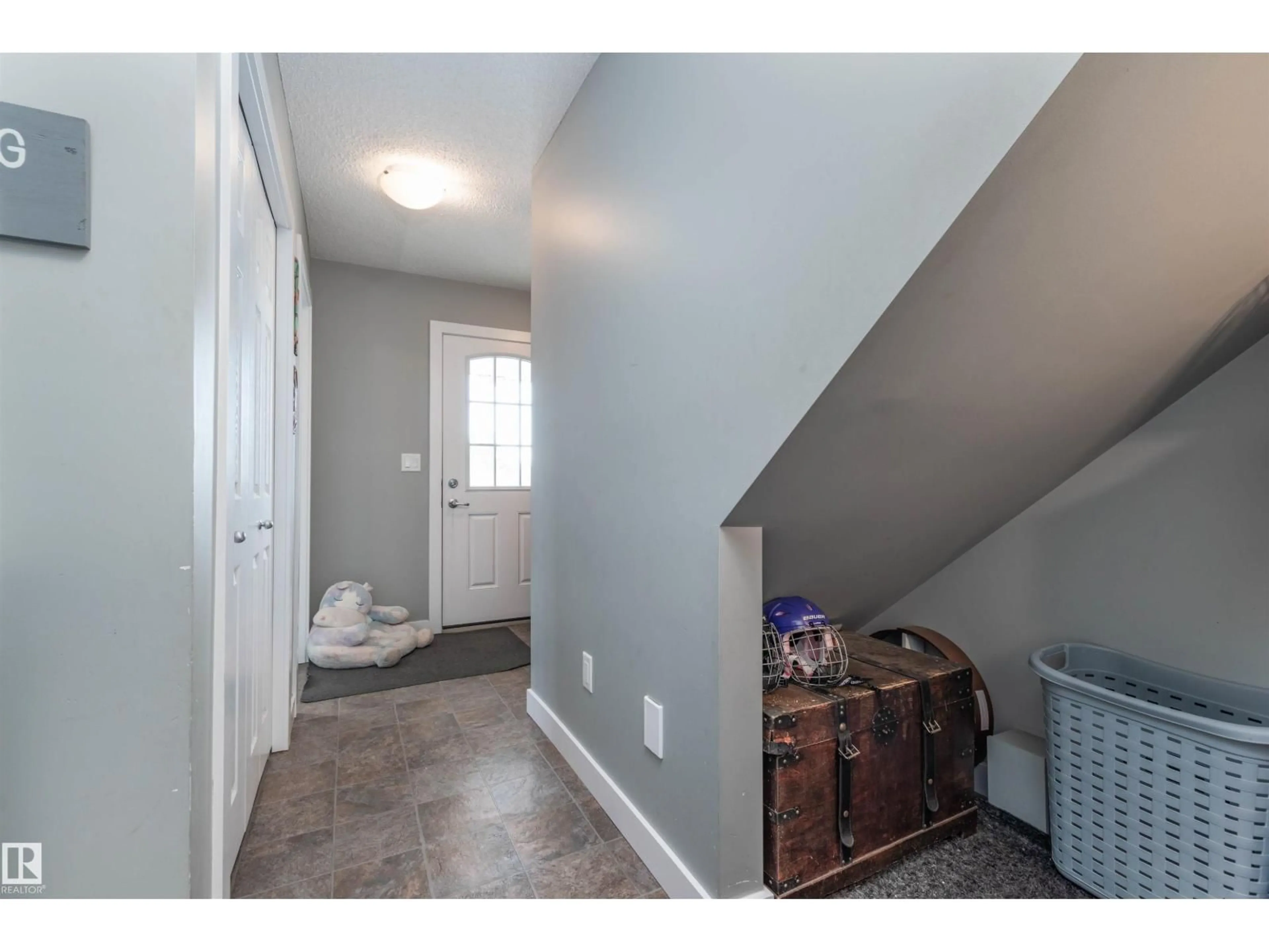 Indoor entryway for 20 - 38 AUGUSTINE CR, Sherwood Park Alberta T8H0Z8