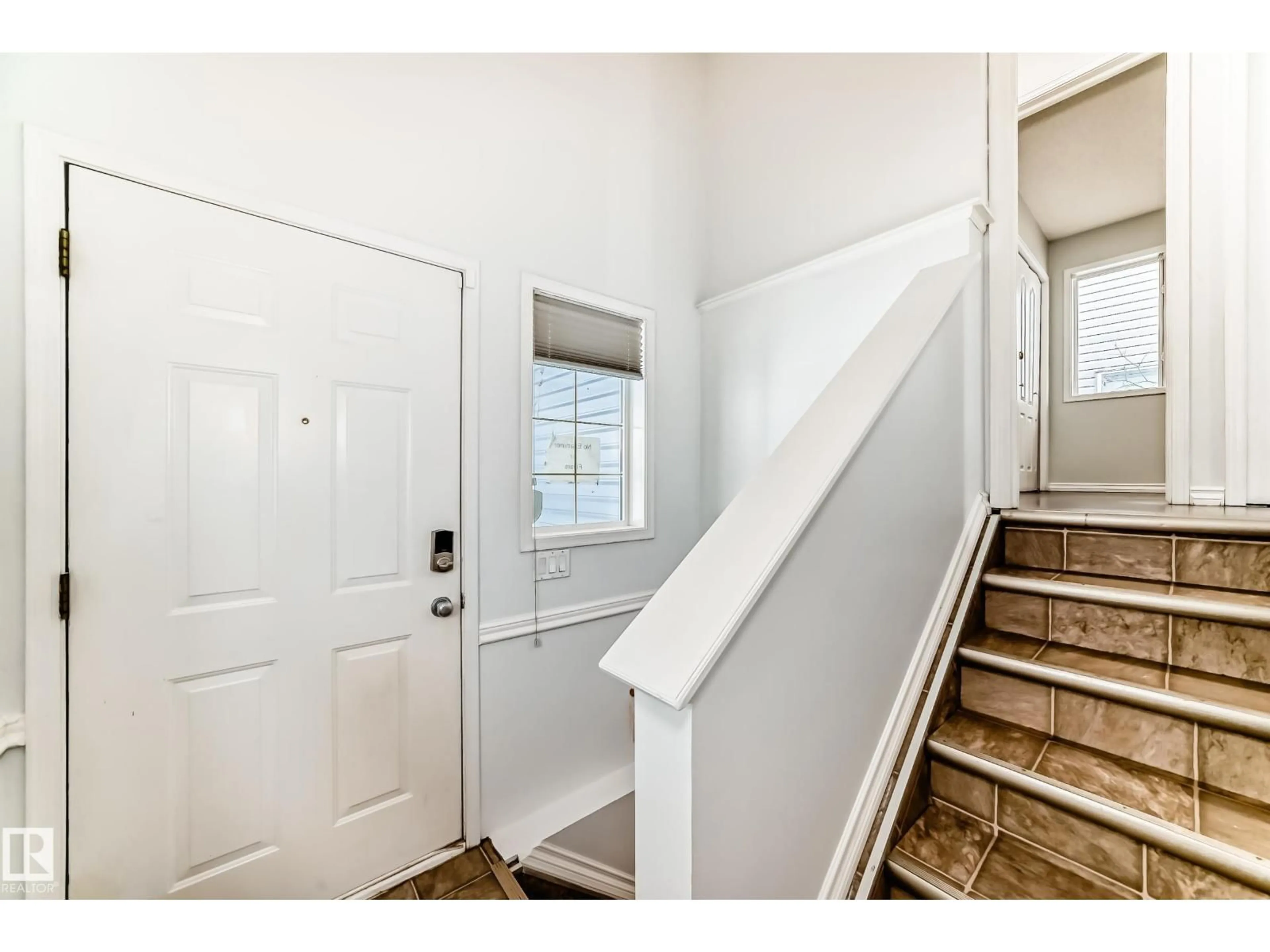 Indoor entryway for 1911 36 AV, Edmonton Alberta T6T1S9