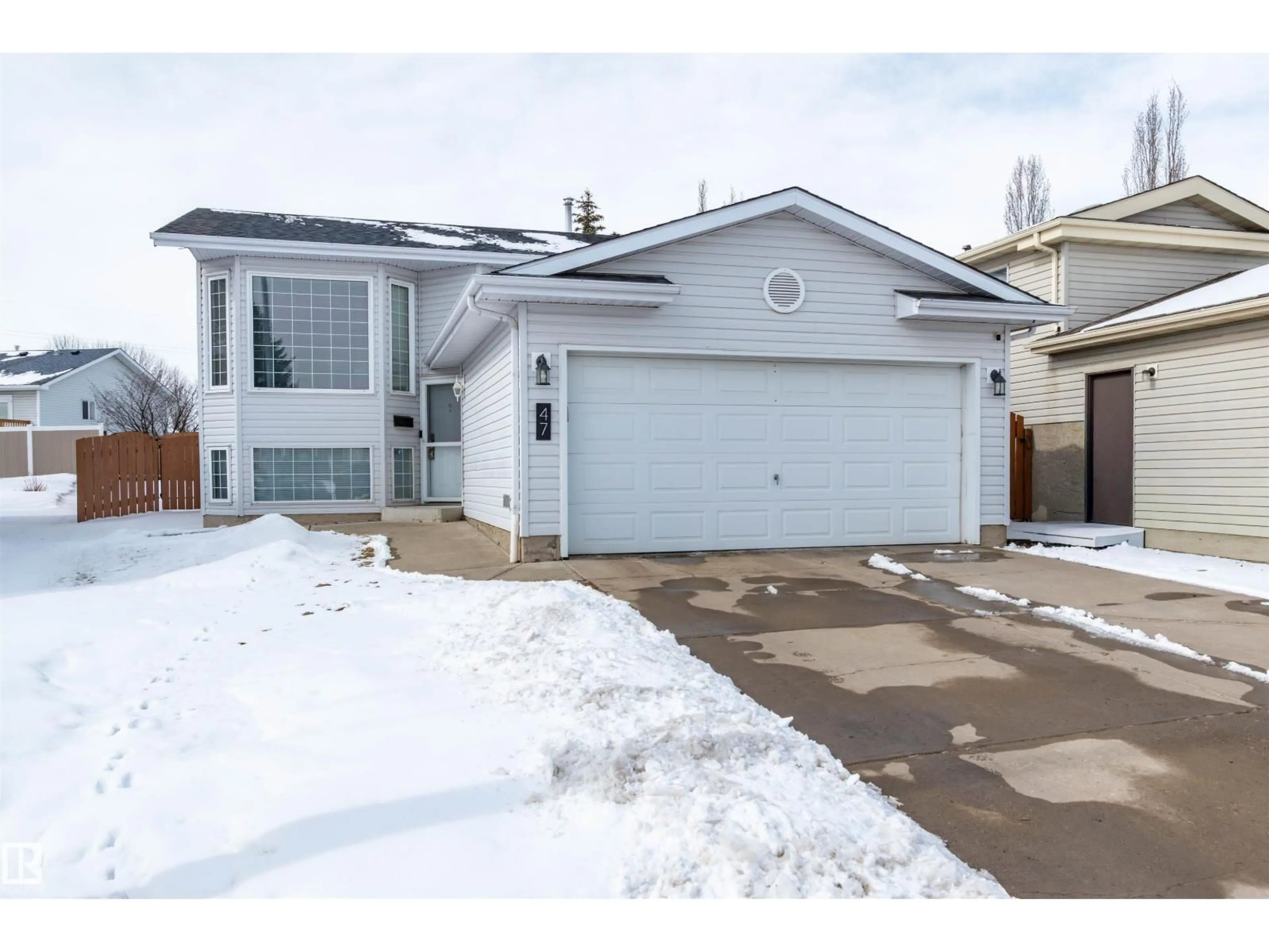 Home with vinyl exterior material, street for 47 DAWSON DR, Sherwood Park Alberta T8H1T7
