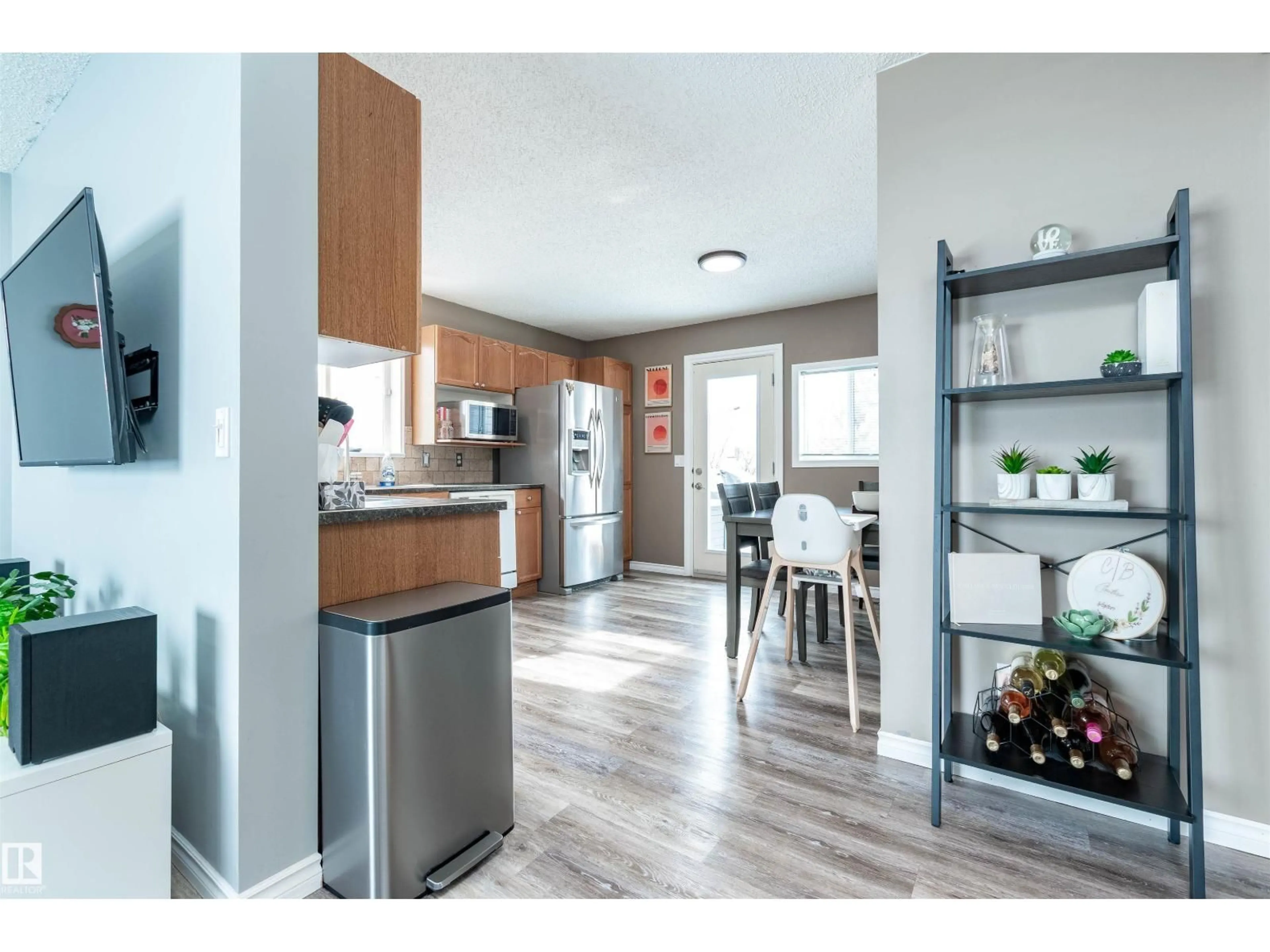 Open concept kitchen, wood/laminate floor for 47 DAWSON DR, Sherwood Park Alberta T8H1T7