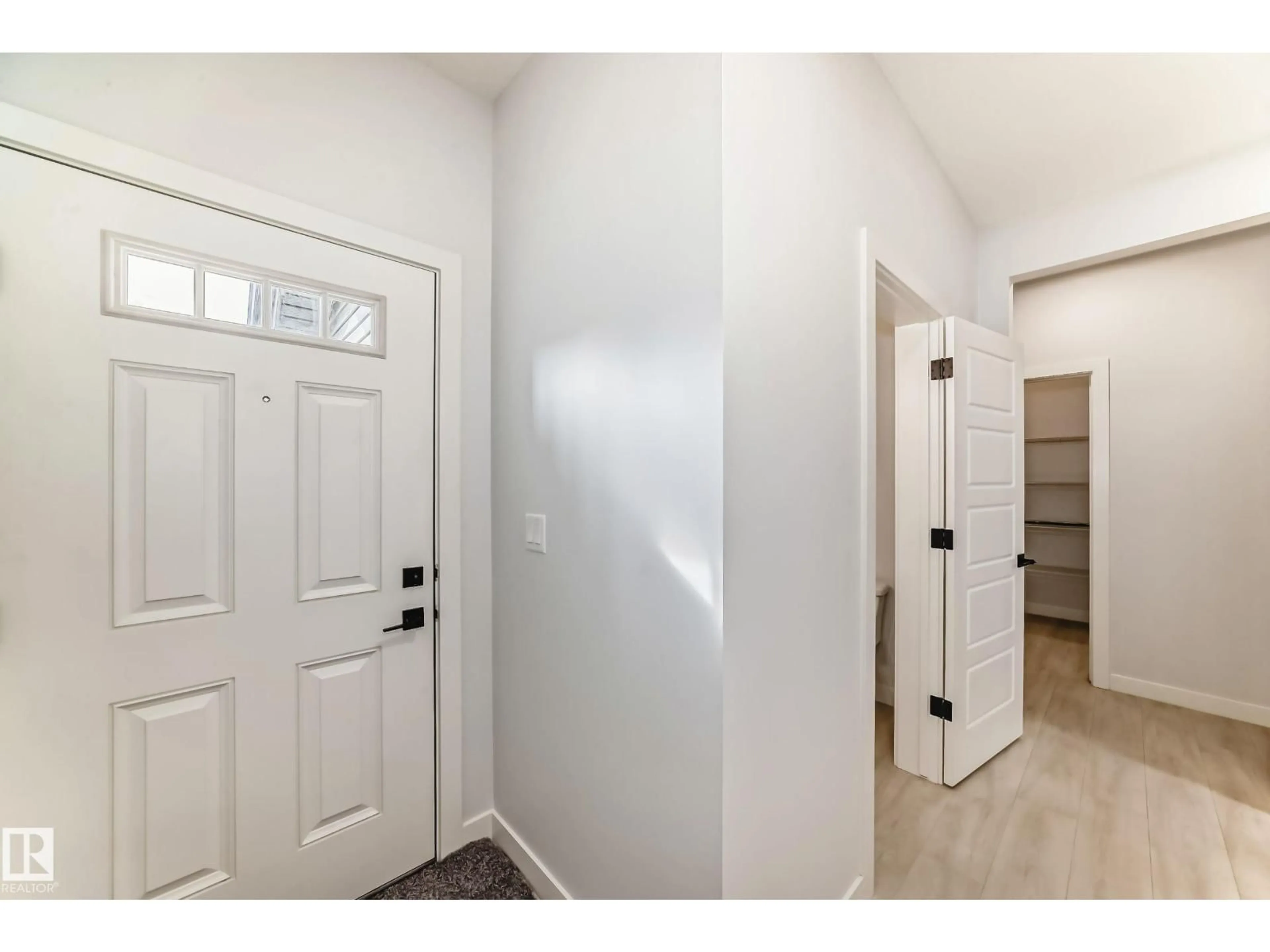 Indoor entryway for 9411 PEAR CR, Edmonton Alberta T6X2Z4