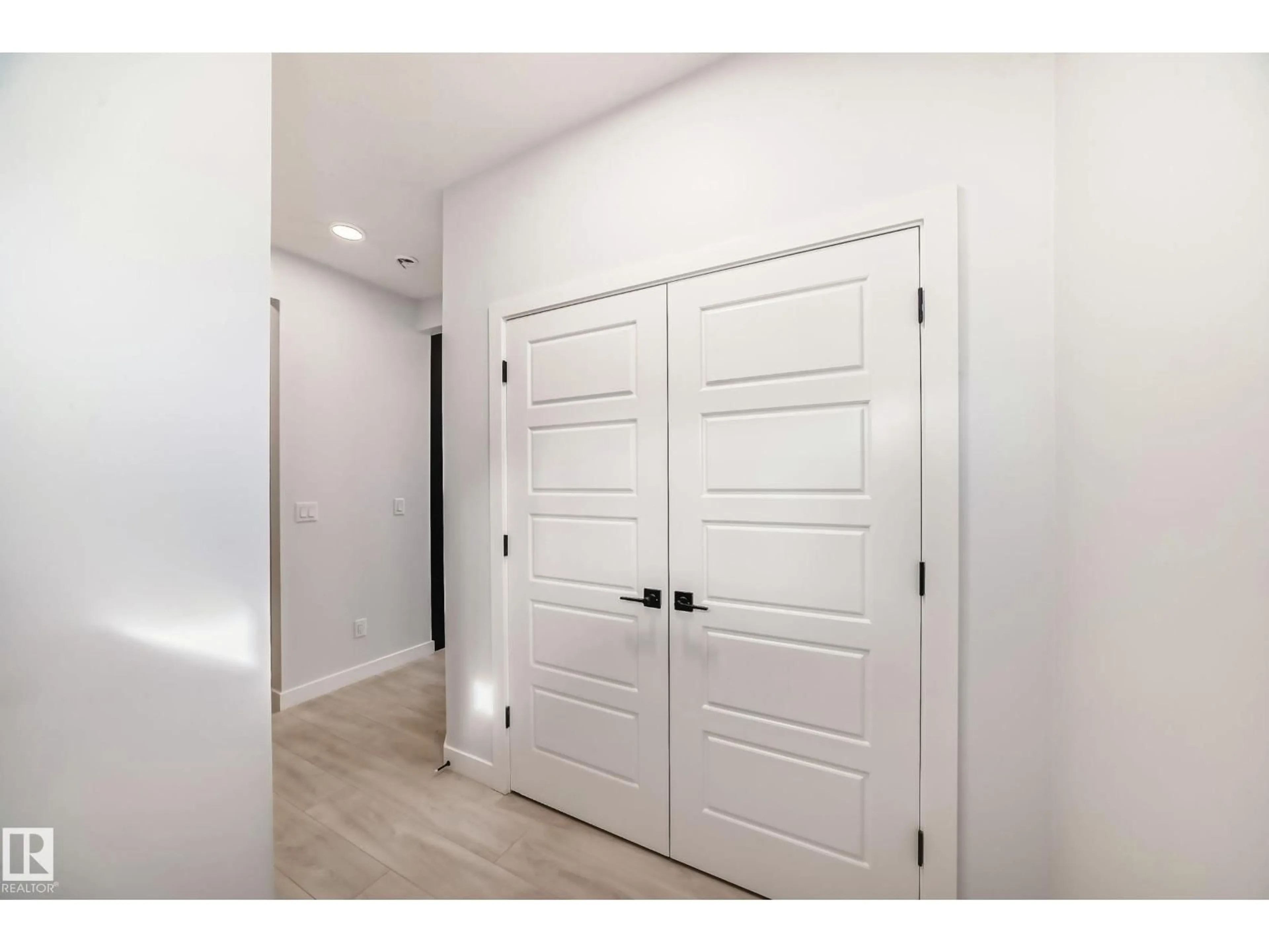 Indoor entryway for 9411 PEAR CR, Edmonton Alberta T6X2Z4