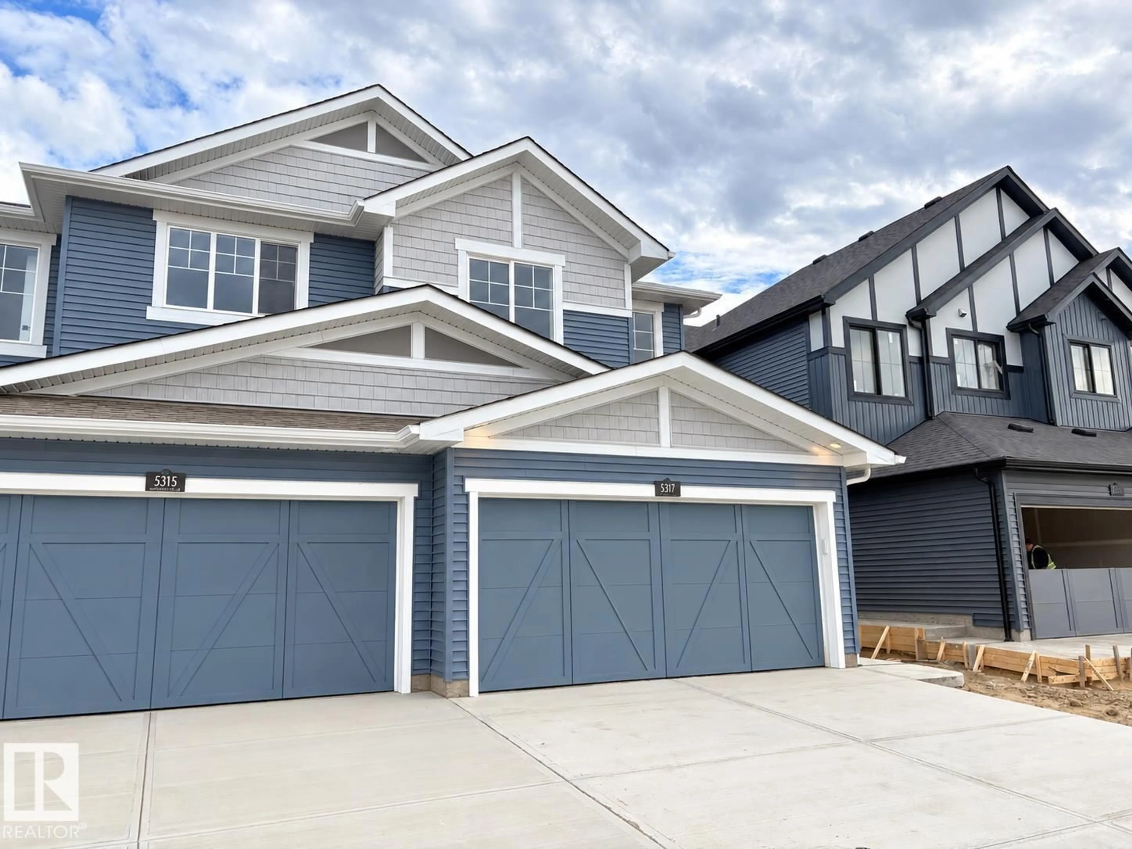 Home with vinyl exterior material, street for 5317 HAWTHORN CL, Edmonton Alberta T6X2Y7