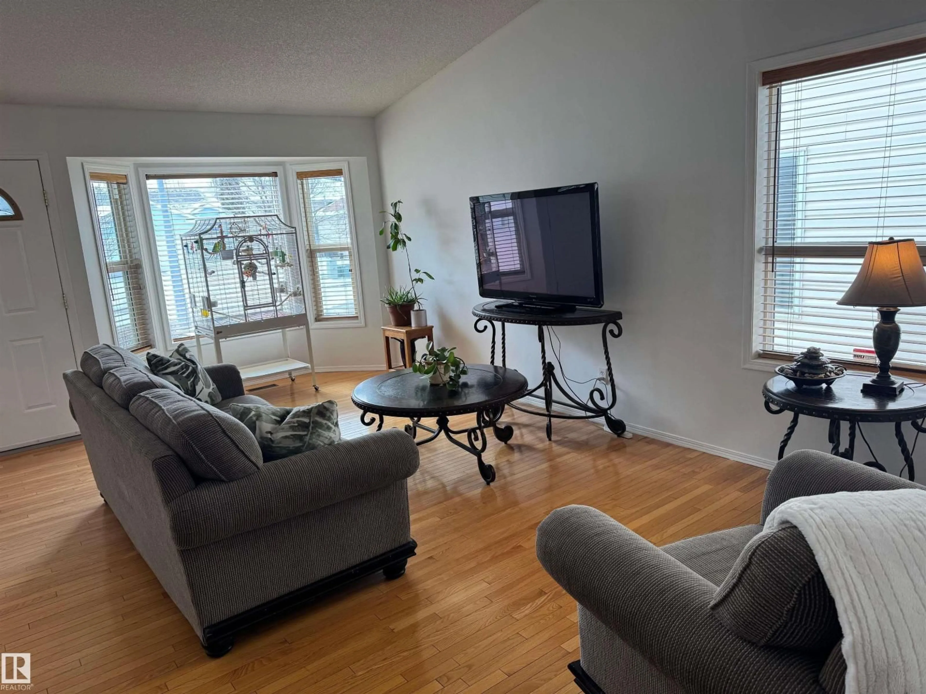 Living room with furniture, unknown for 212 REGENCY DR, Sherwood Park Alberta T8A5P6