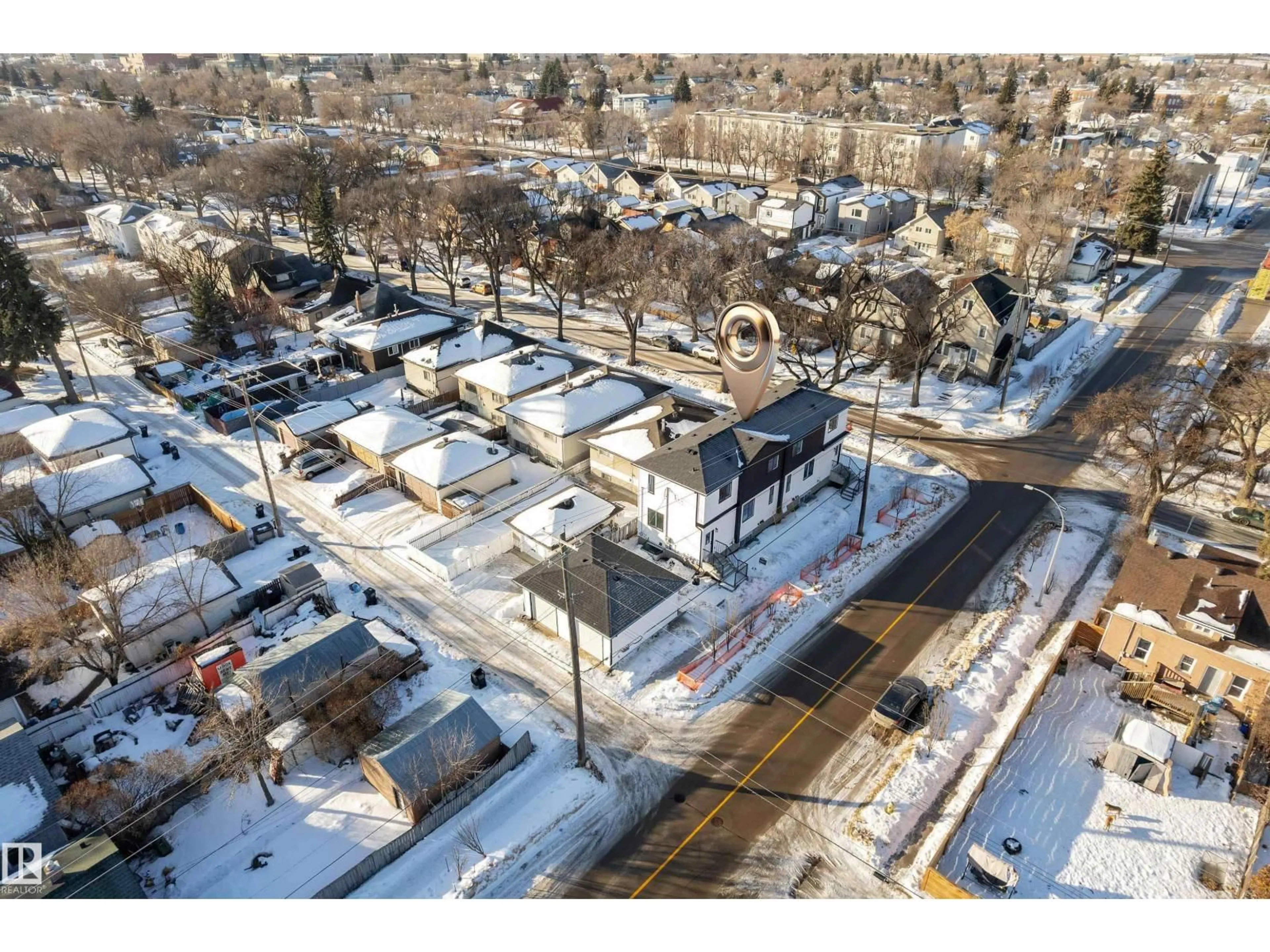 A pic from outside/outdoor area/front of a property/back of a property/a pic from drone, street for 9531/9533 115 AVE, Edmonton Alberta T5G1T5