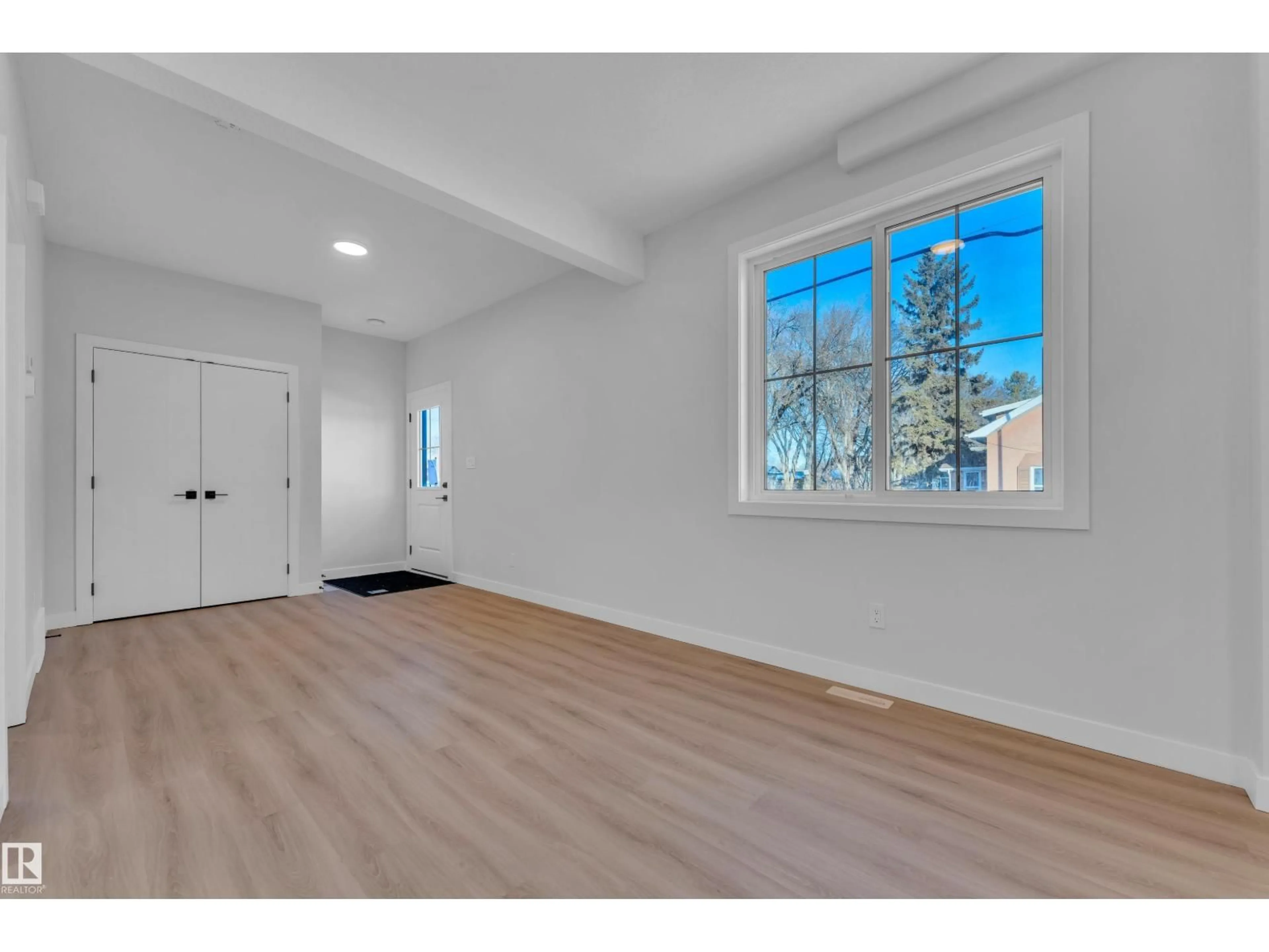 Indoor entryway for 9531/9533 115 AVE, Edmonton Alberta T5G1T5