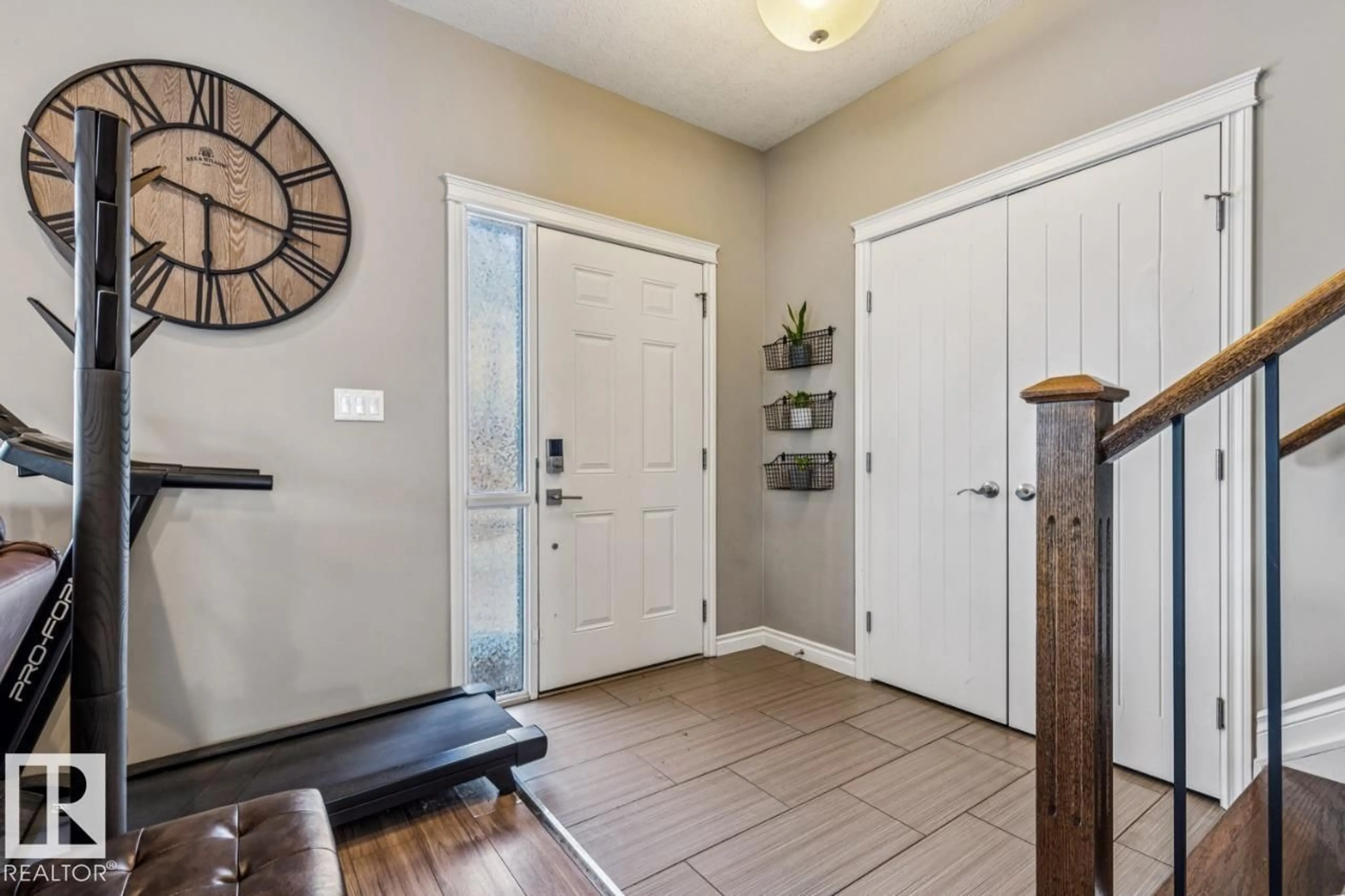 Indoor entryway for 12513 120 AV, Edmonton Alberta T5L2P8
