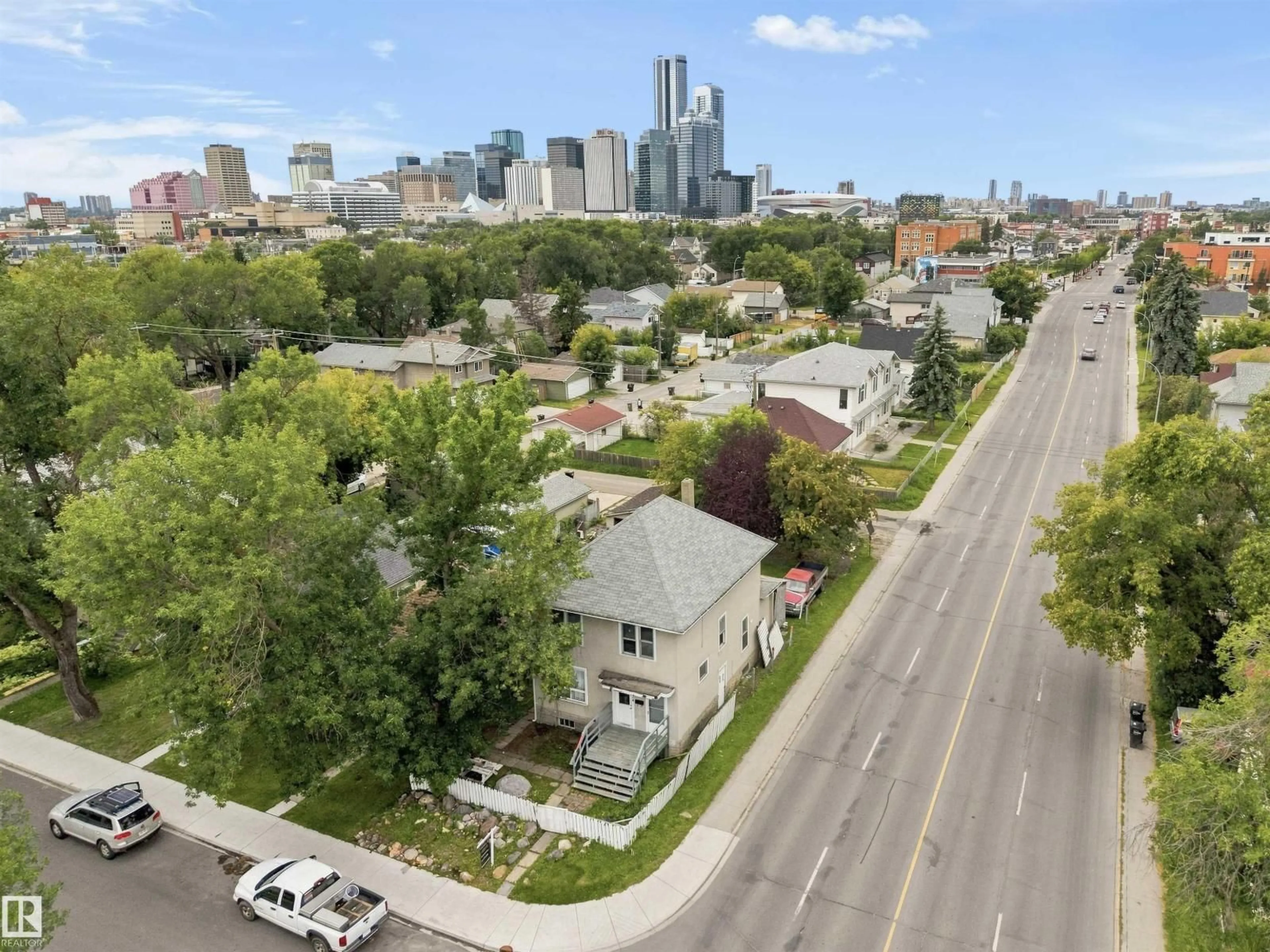 A pic from outside/outdoor area/front of a property/back of a property/a pic from drone, city buildings view from balcony for NW - 10734 93 ST, Edmonton Alberta T5H1Y3