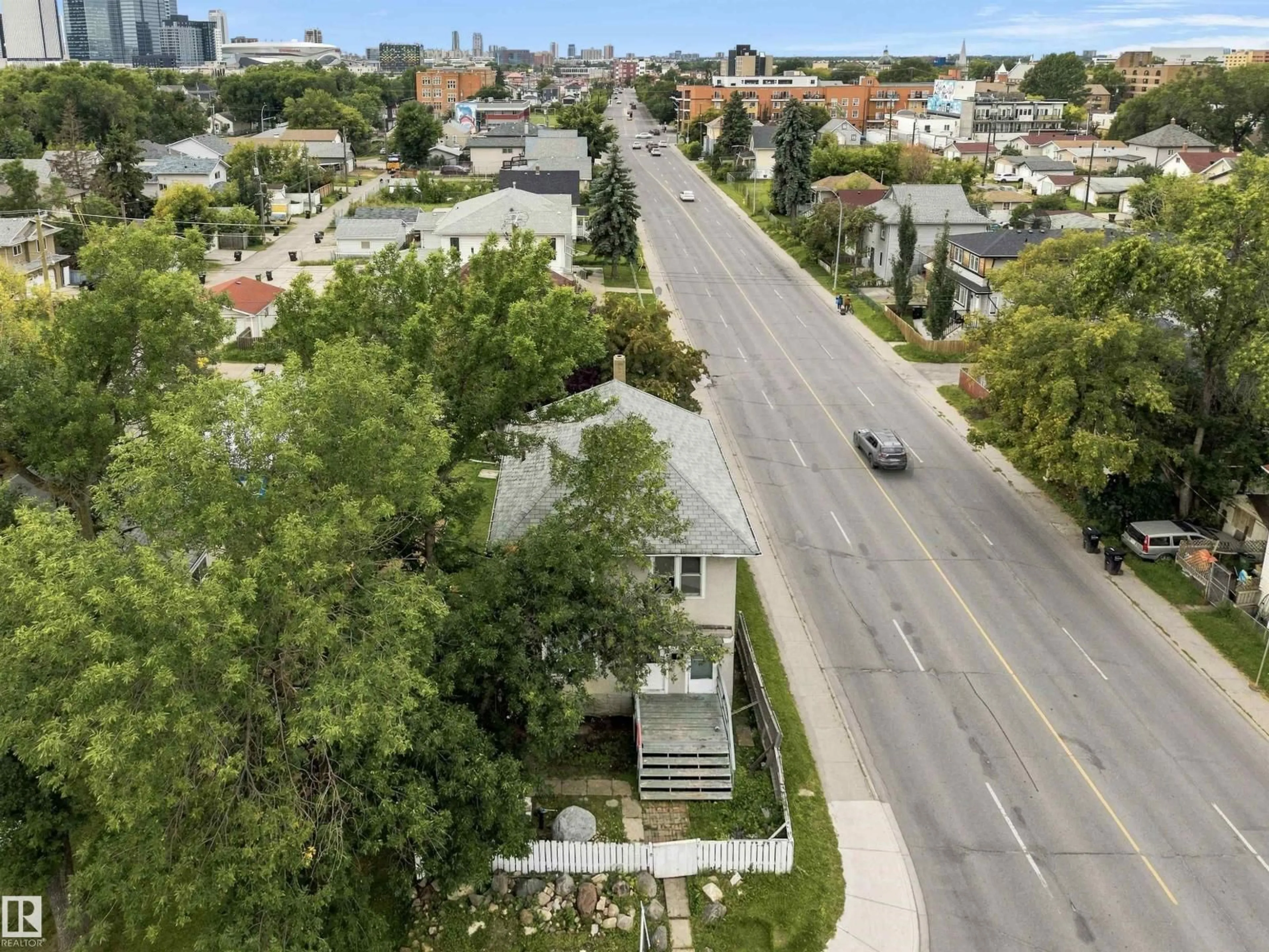 A pic from outside/outdoor area/front of a property/back of a property/a pic from drone, street for NW - 10734 93 ST, Edmonton Alberta T5H1Y3