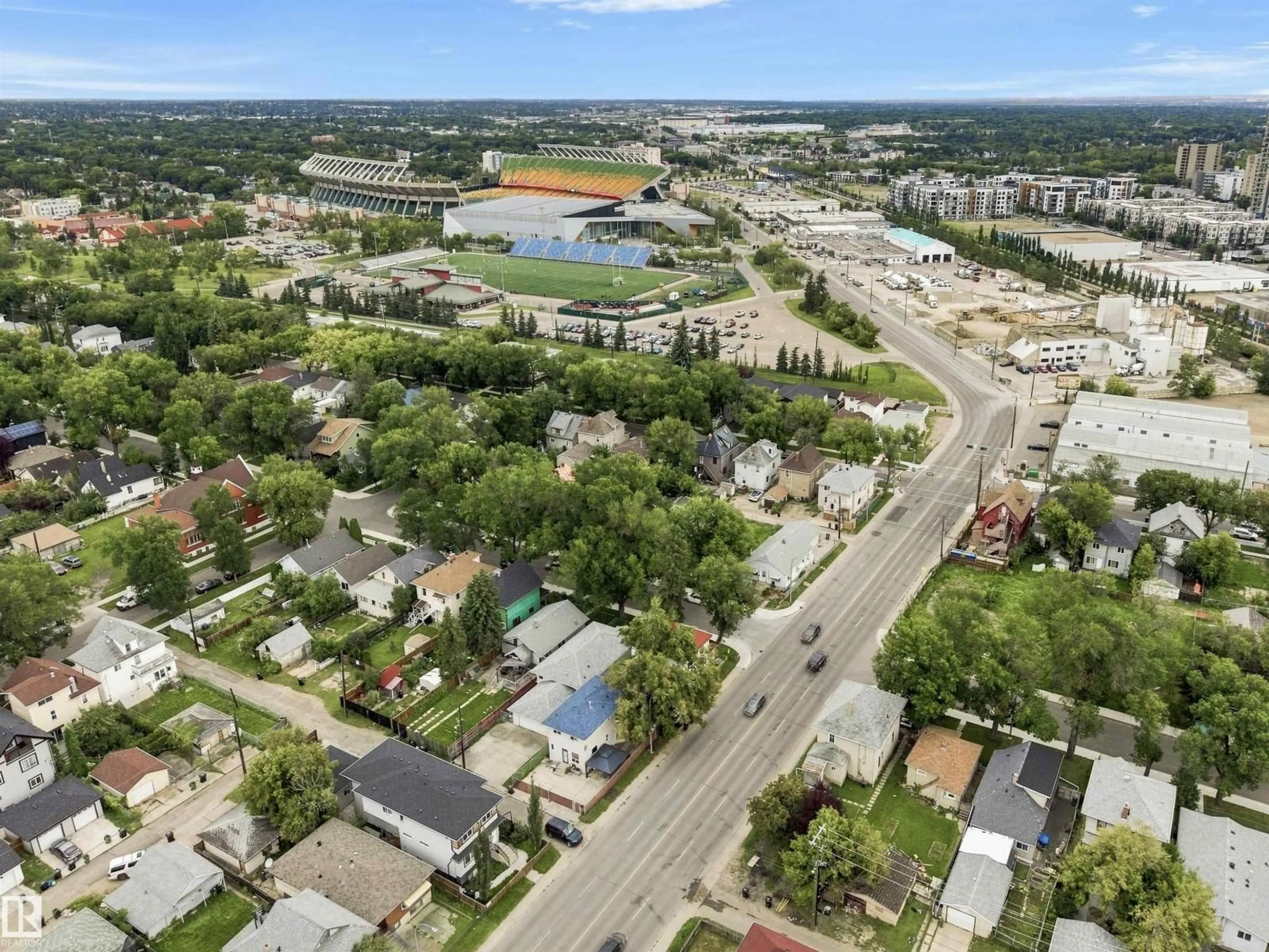 A pic from outside/outdoor area/front of a property/back of a property/a pic from drone, city buildings view from balcony for NW - 10734 93 ST, Edmonton Alberta T5H1Y3