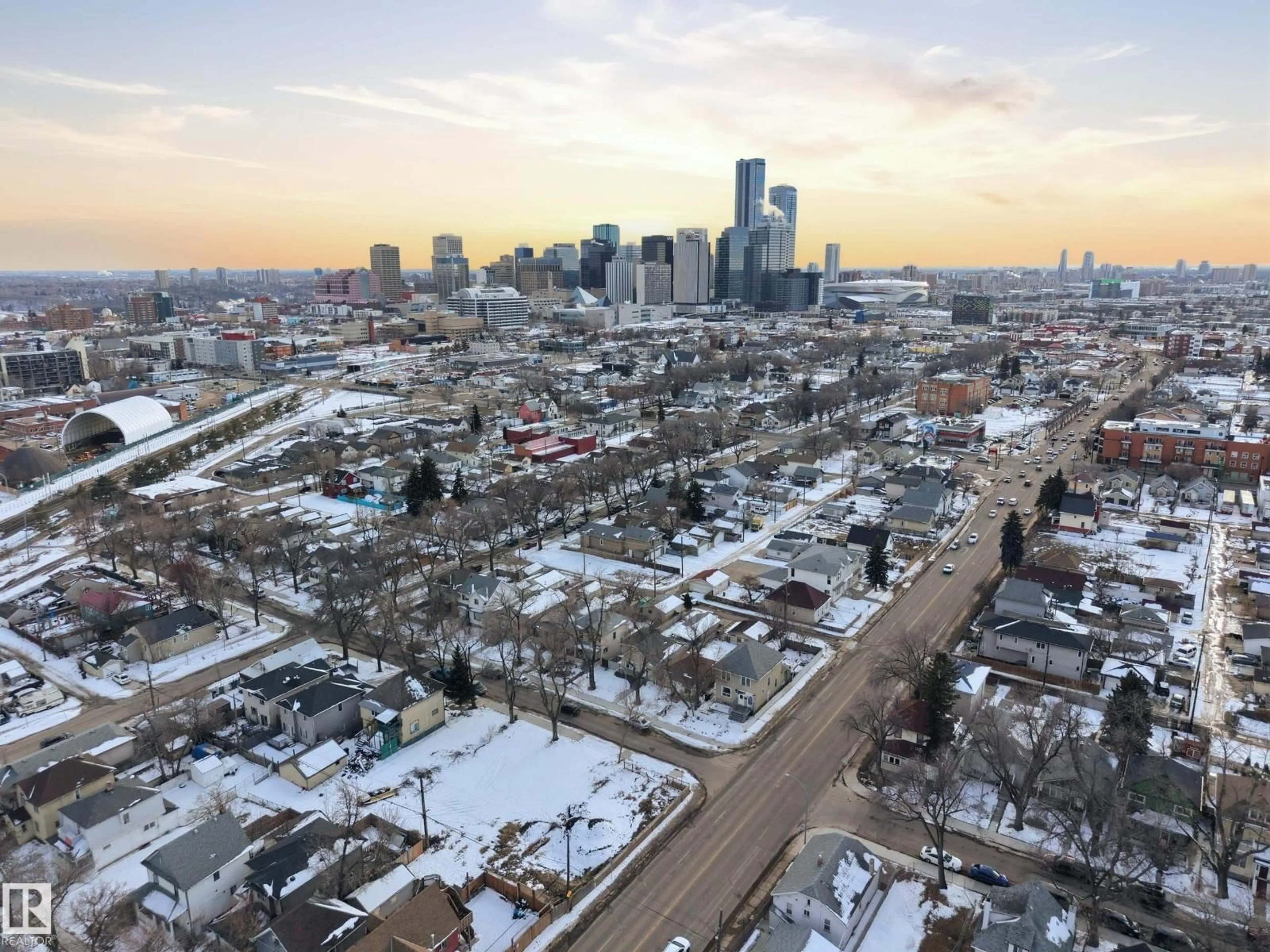A pic from outside/outdoor area/front of a property/back of a property/a pic from drone, city buildings view from balcony for NW - 10734 93 ST, Edmonton Alberta T5H1Y3