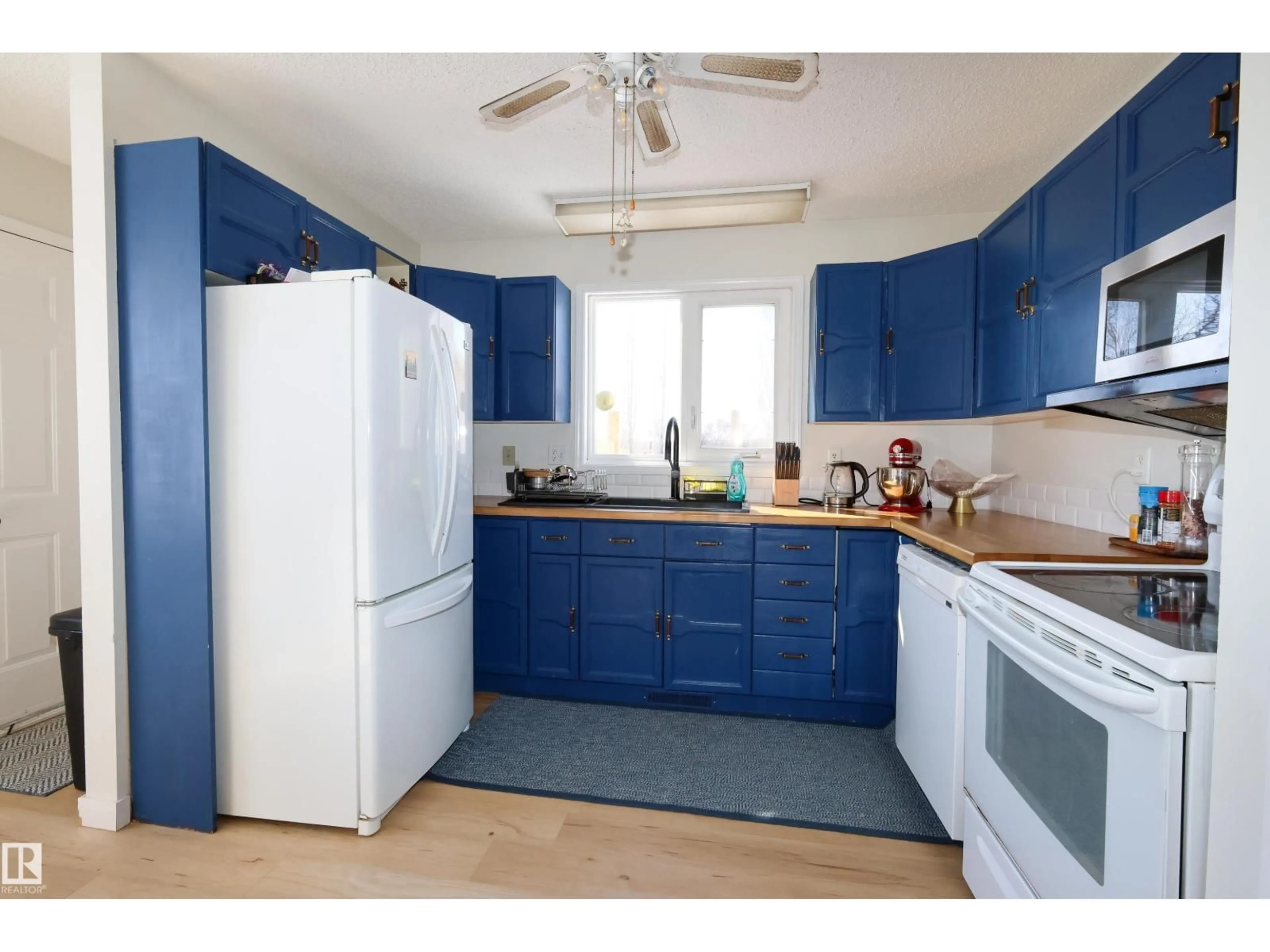 Standard kitchen, unknown for 8703 102 AV, Morinville Alberta T8R1B7