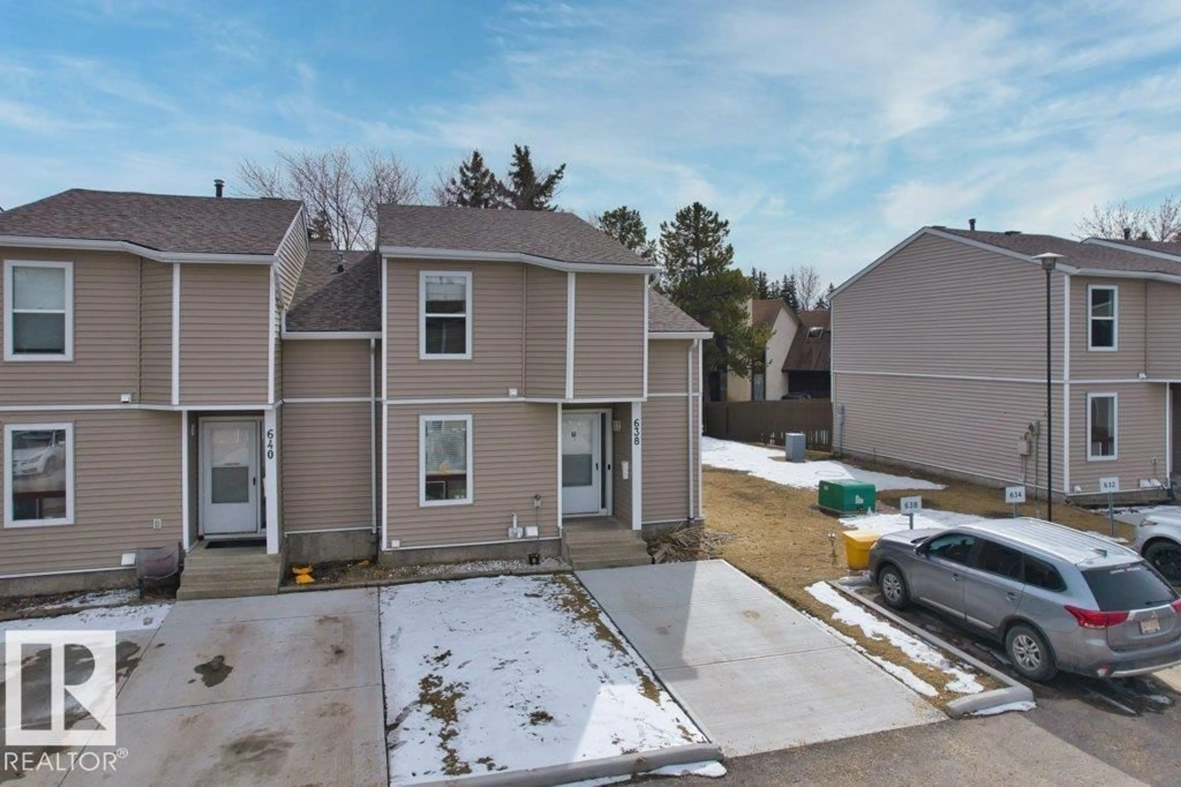 A pic from outside/outdoor area/front of a property/back of a property/a pic from drone, street for 638 SADDLEBACK RD, Edmonton Alberta T6J4Z3