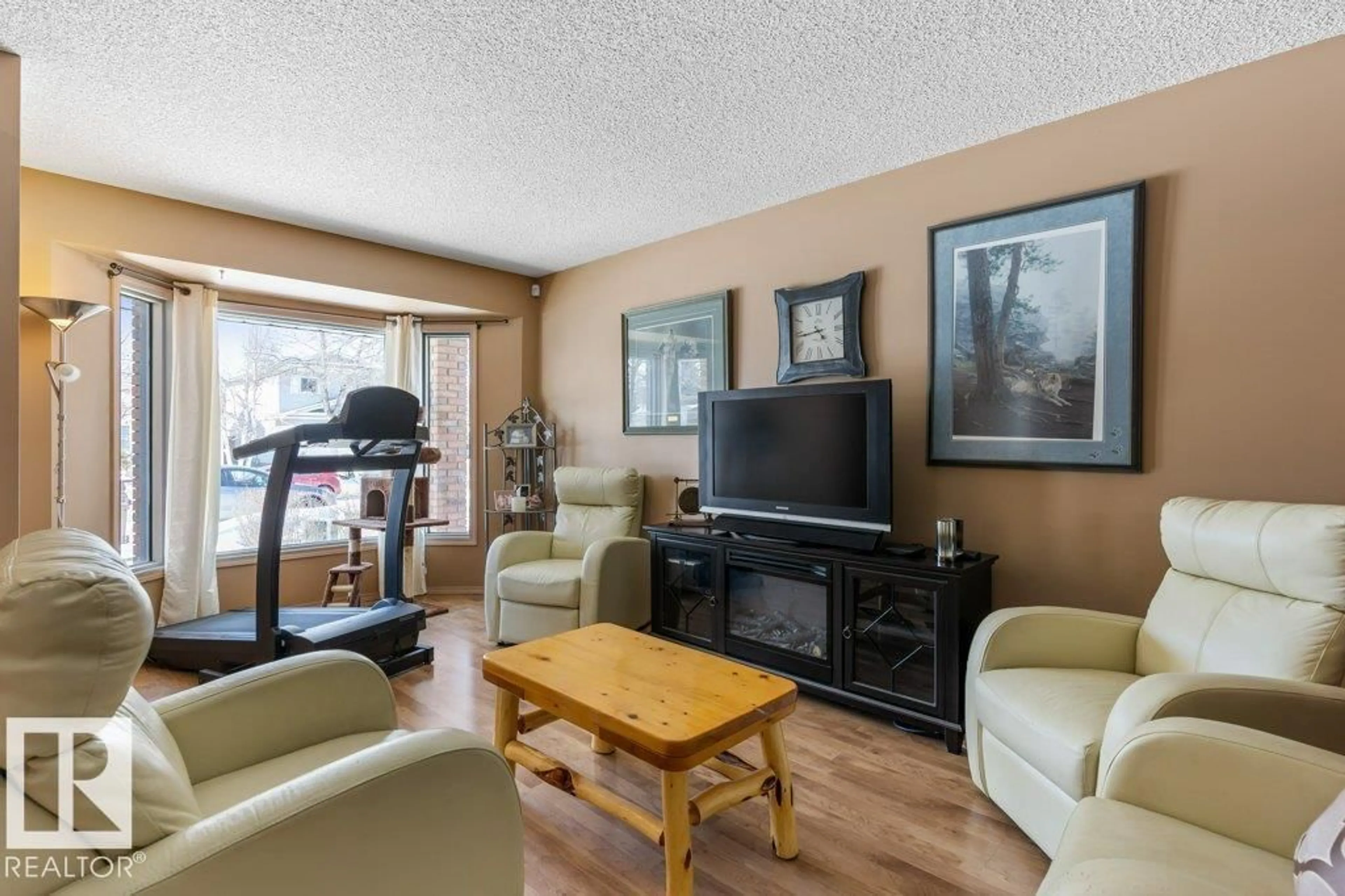 Living room with furniture, wood/laminate floor for 53 DAYTON CR, St. Albert Alberta T8N4X7