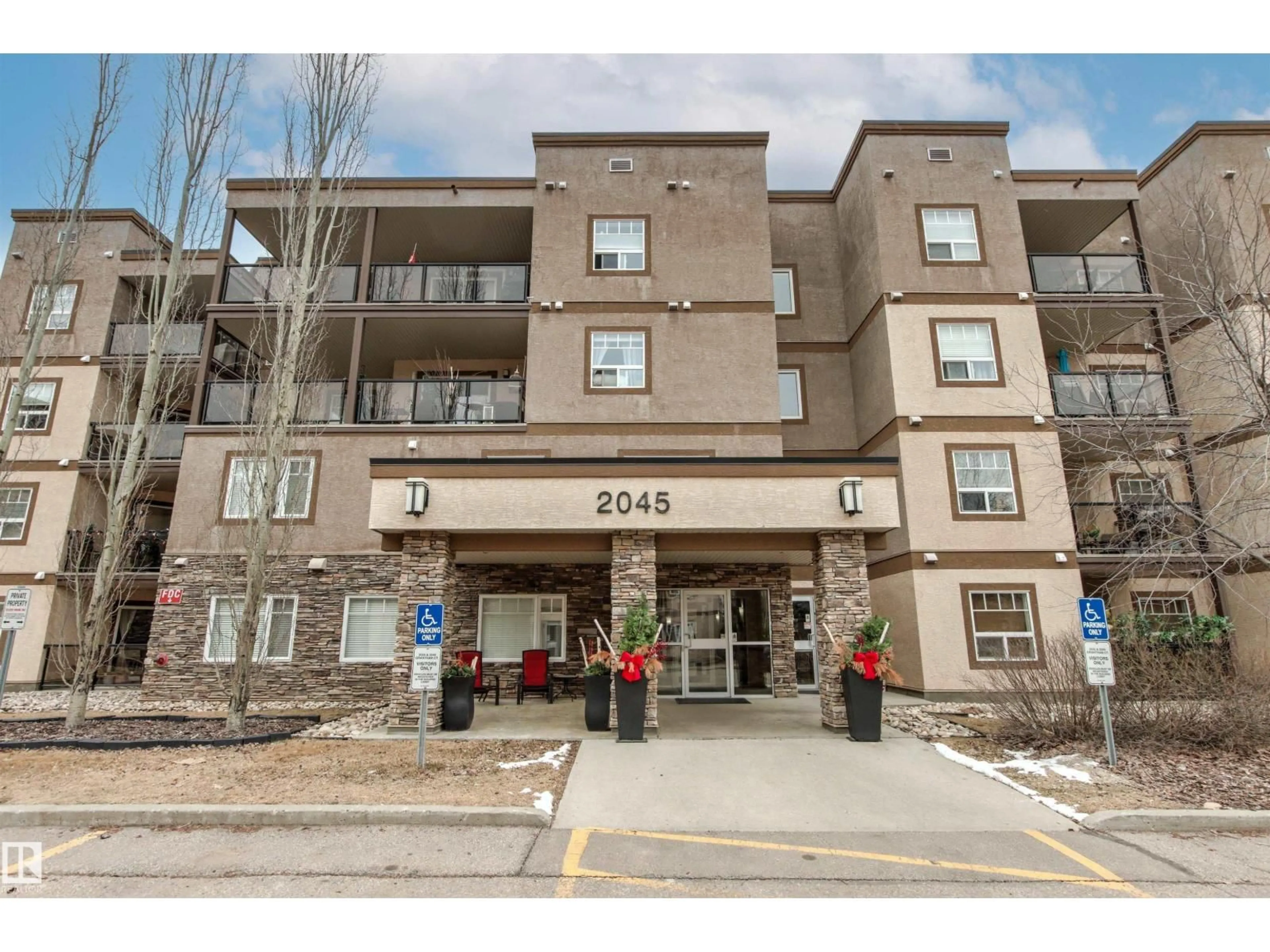 Indoor foyer for 2045 - 224 GRANTHAM CO, Edmonton Alberta T5T3X6