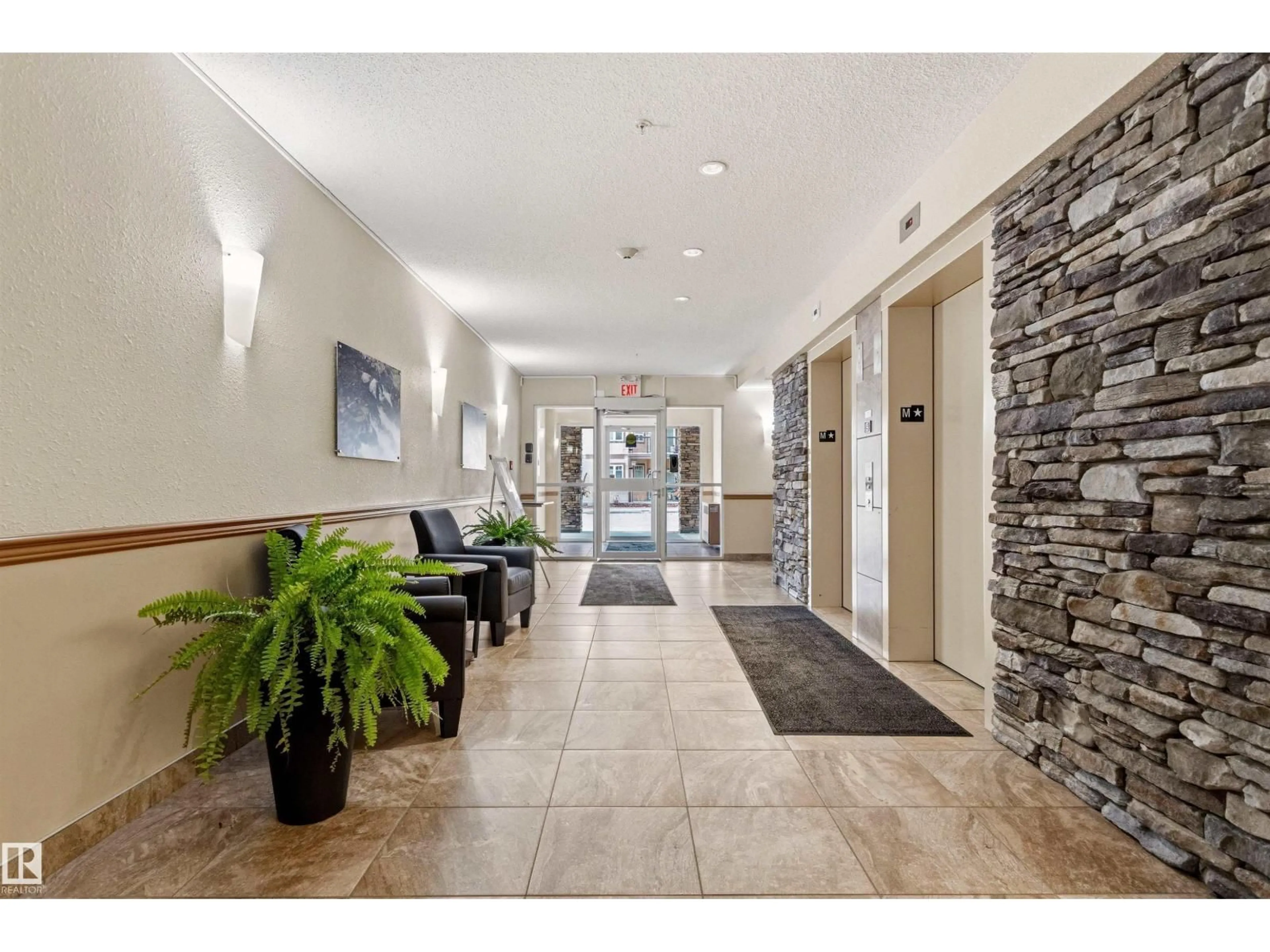 Indoor foyer for 2045 - 224 GRANTHAM CO, Edmonton Alberta T5T3X6