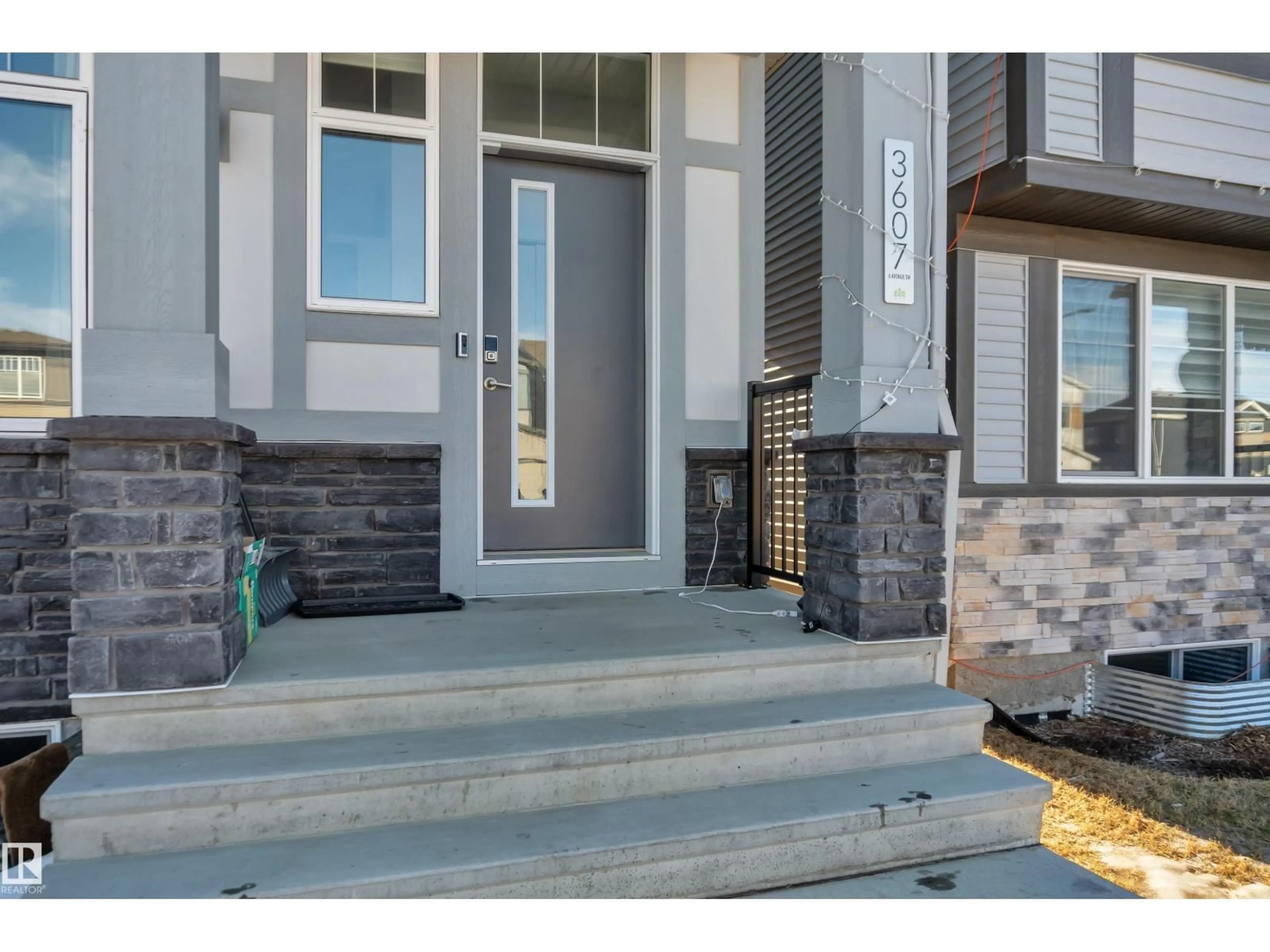 Indoor entryway for SW - 3607 6 AV, Edmonton Alberta T6X1A5