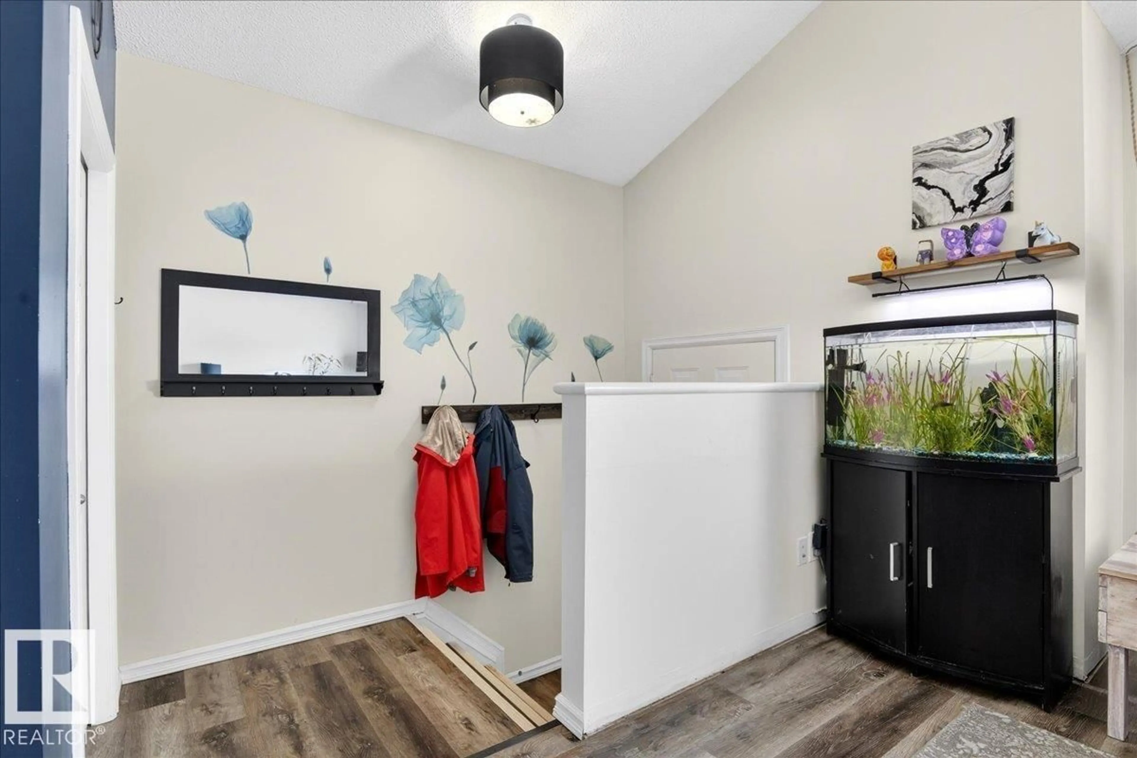Indoor entryway for 2808 25 ST, Edmonton Alberta T6T2A3