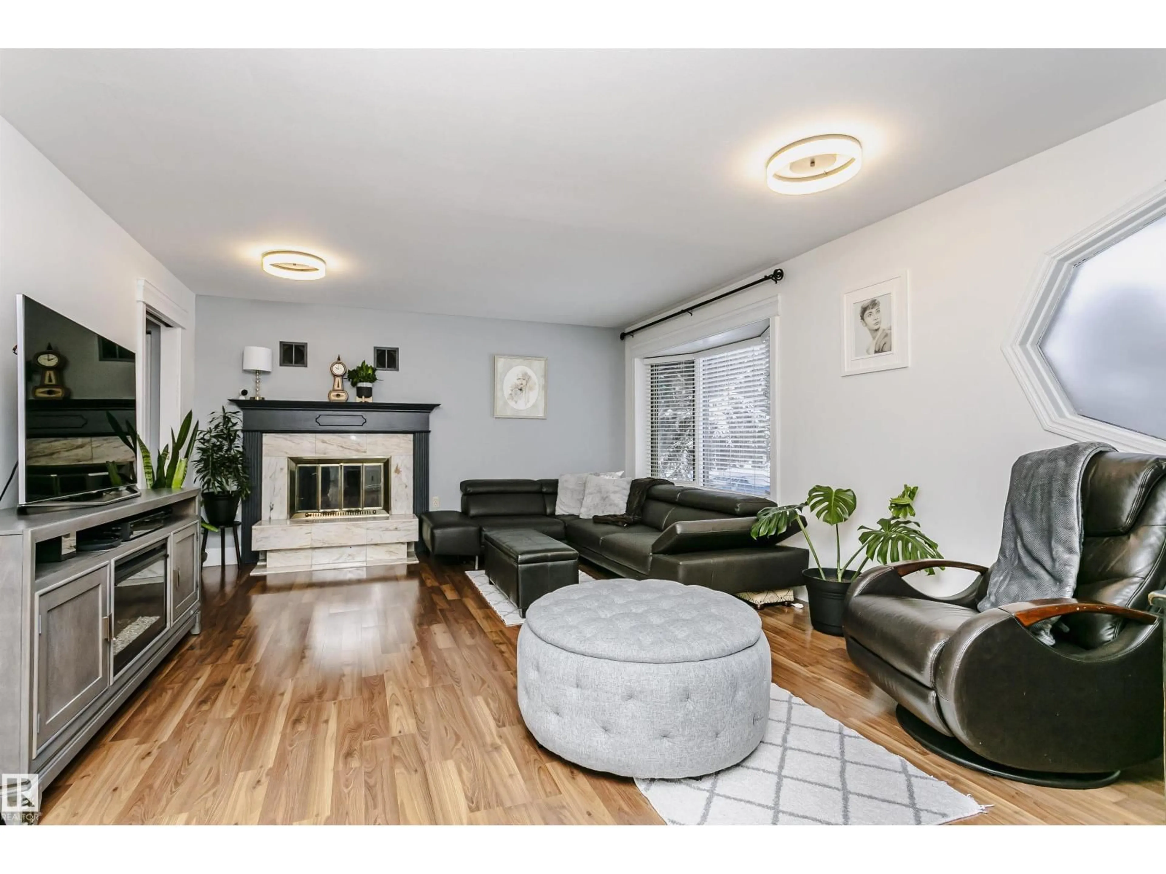 Living room with furniture, wood/laminate floor for 33 SUNNYSIDE CR, St. Albert Alberta T8N0J4