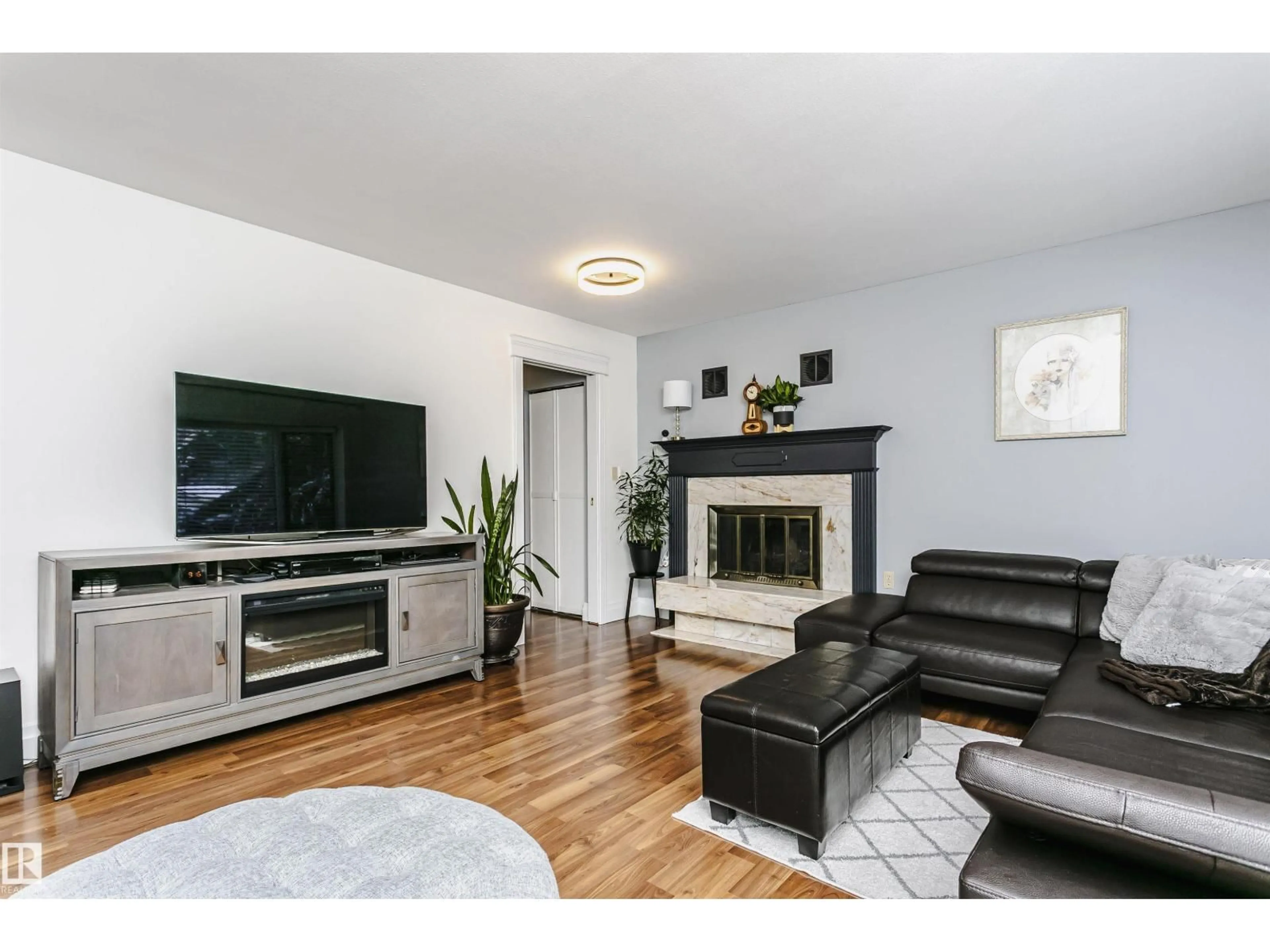 Living room with furniture, wood/laminate floor for 33 SUNNYSIDE CR, St. Albert Alberta T8N0J4