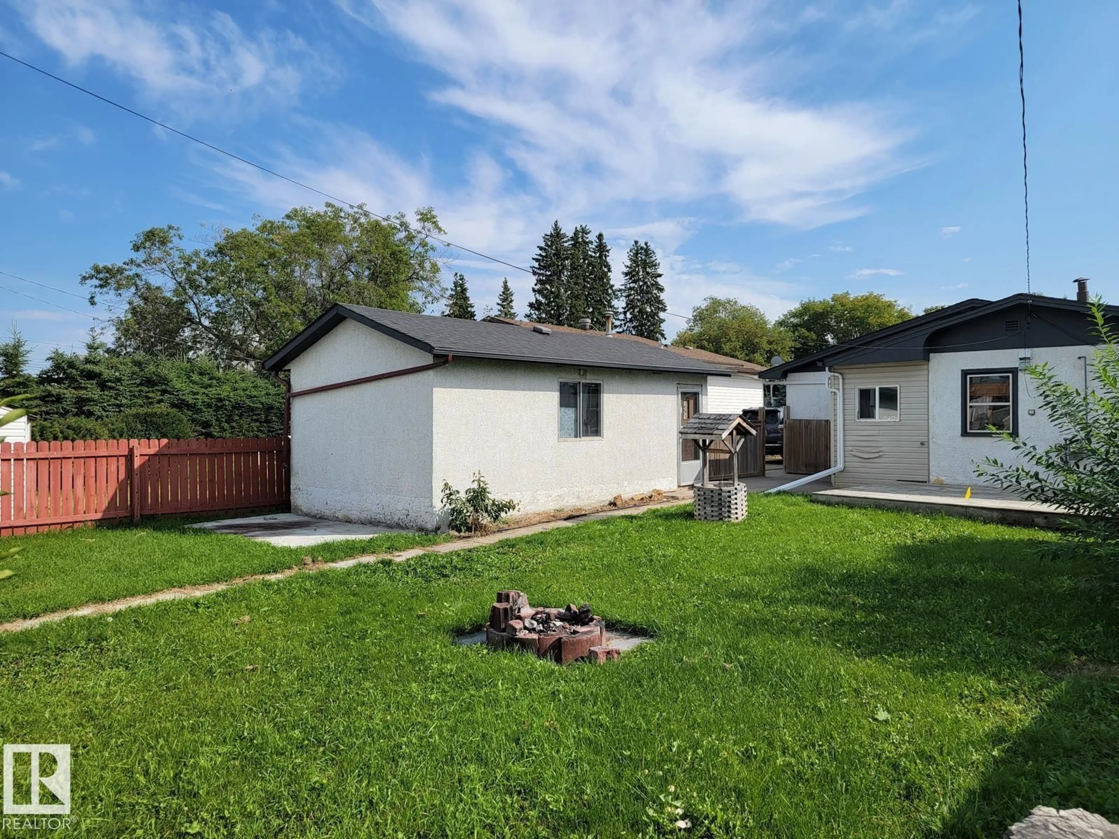 A pic from outside/outdoor area/front of a property/back of a property/a pic from drone, street for 5028 49 AV, Onoway Alberta T0E1V0