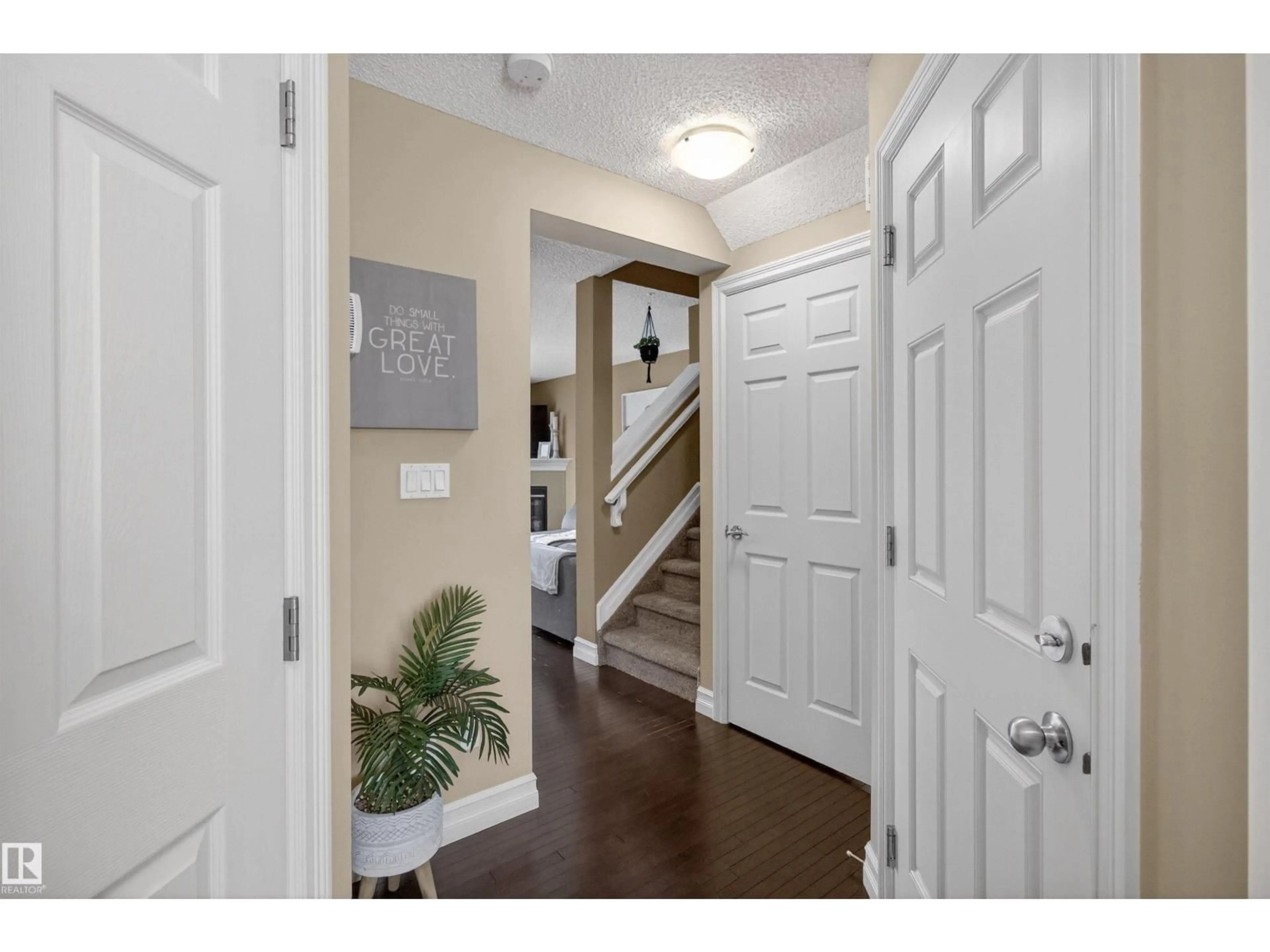 Indoor entryway for 69 219 CHARLOTTE WY, Sherwood Park Alberta T8H0T3