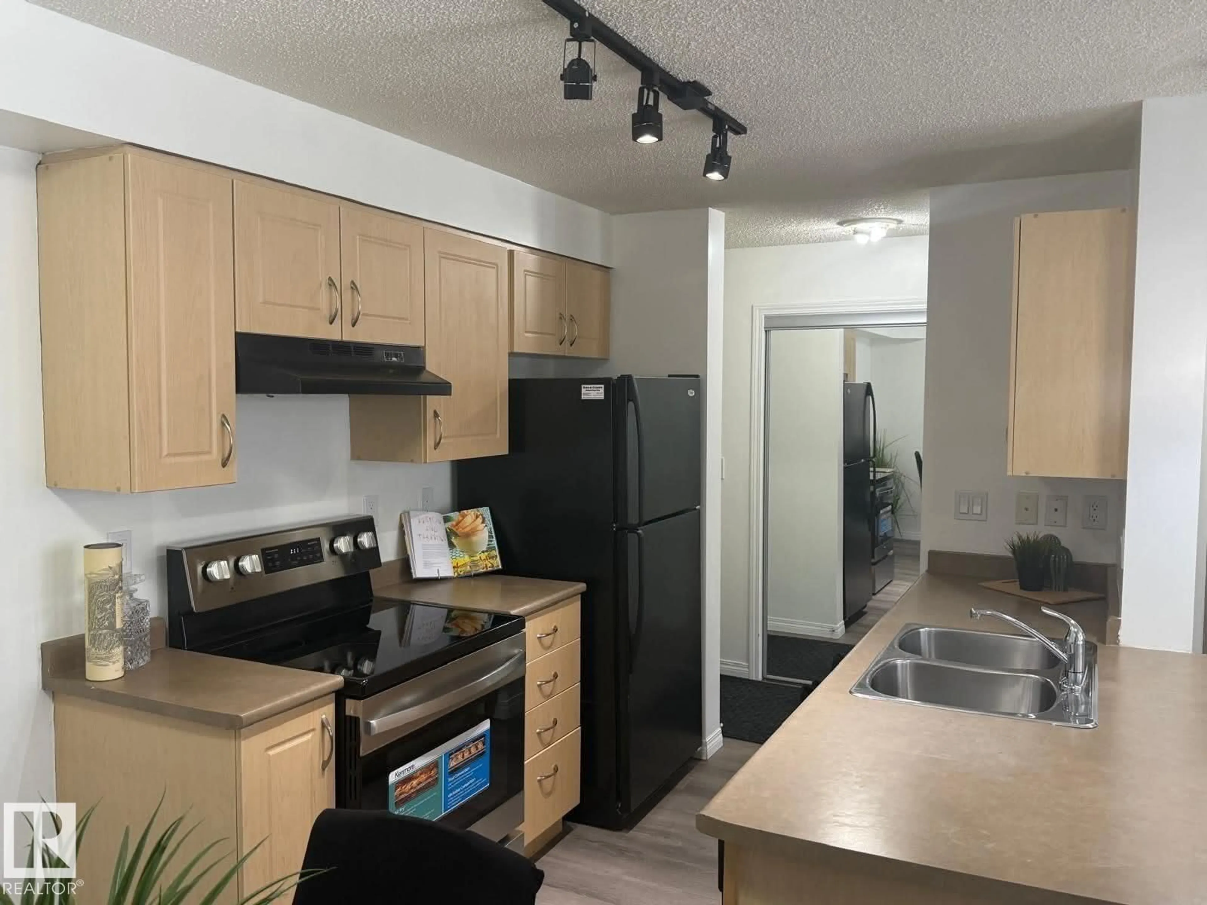 Standard kitchen, unknown for 13907 - 208 136 ST, Edmonton Alberta T6V1Y5