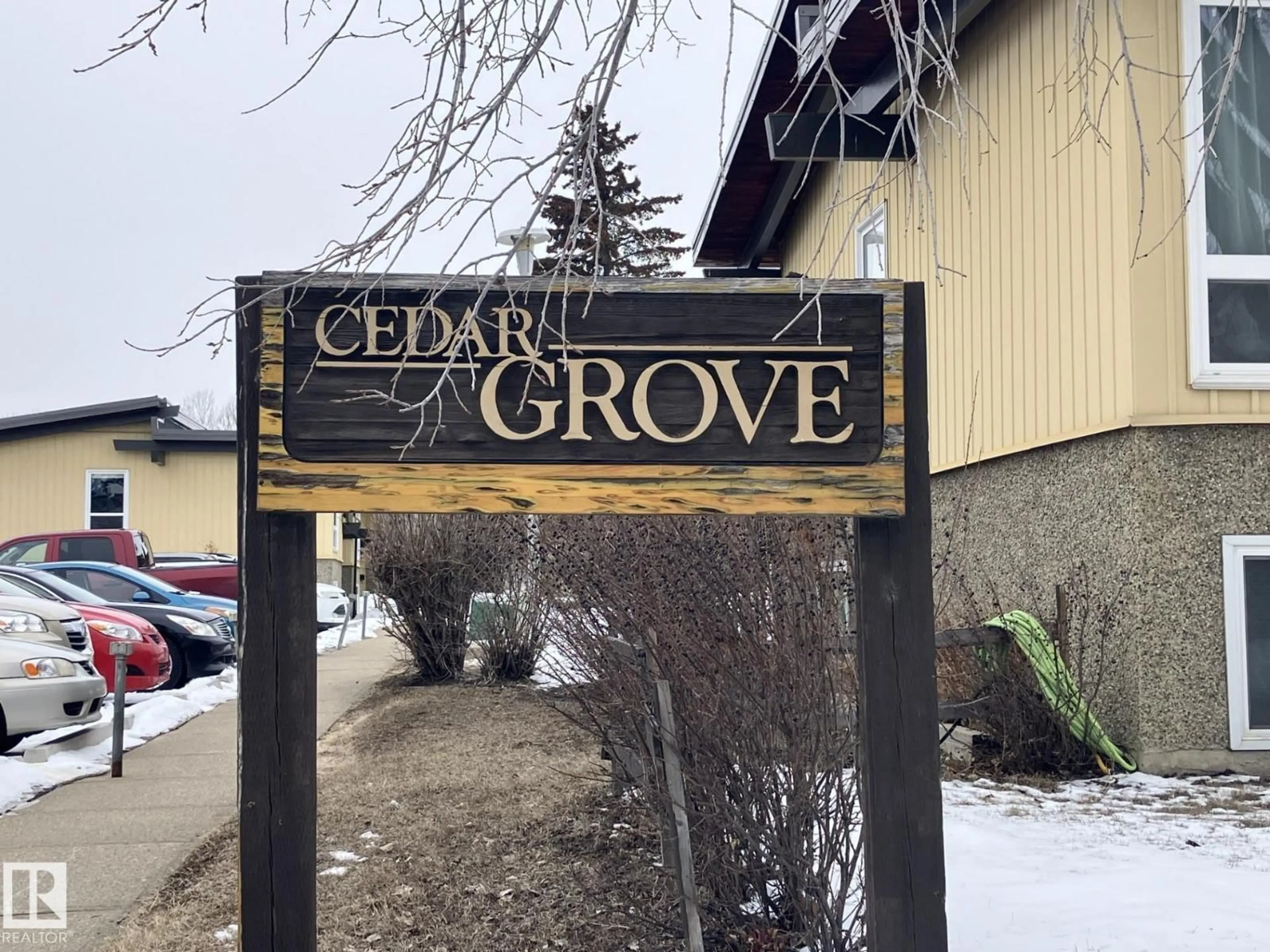 Indoor foyer for 14622 118 STREET, Edmonton Alberta T5X2J4