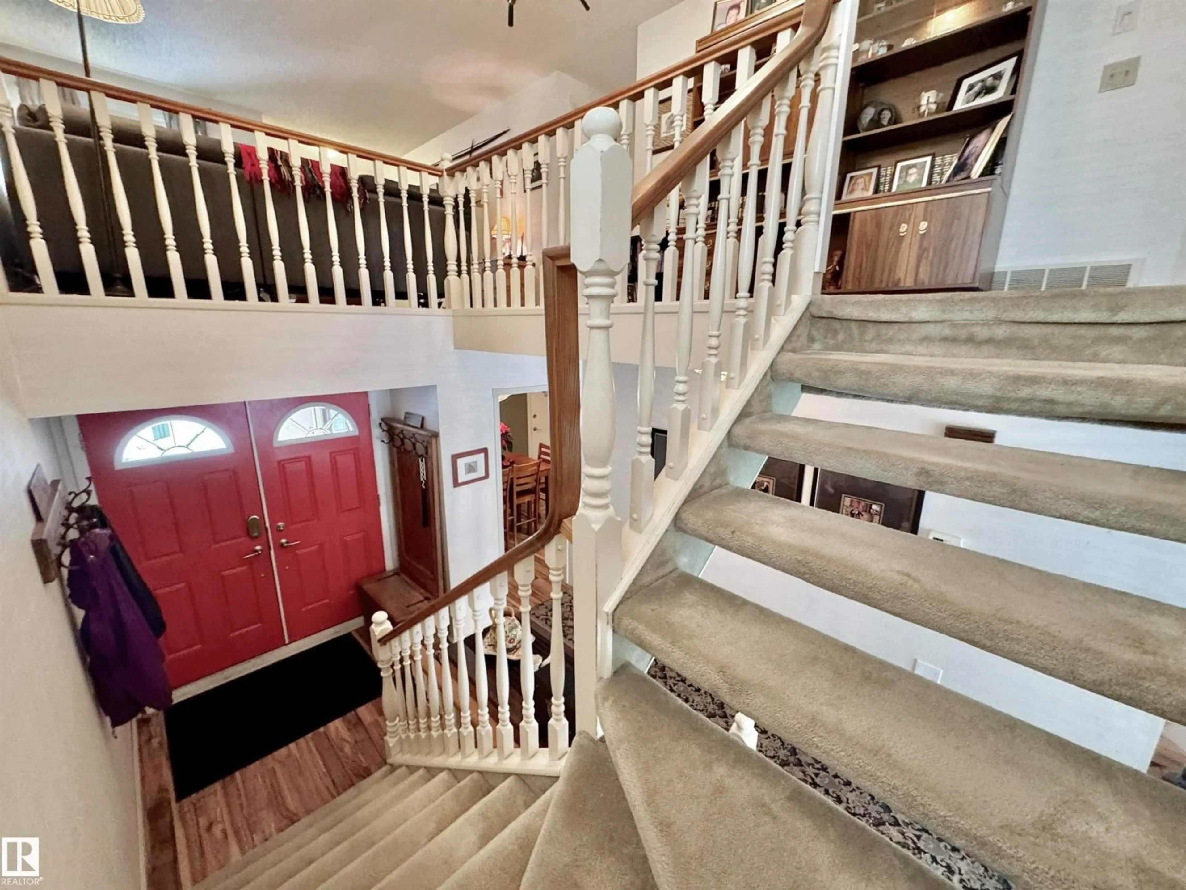 Stairs for 1035 109 ST, Edmonton Alberta T6J5G2