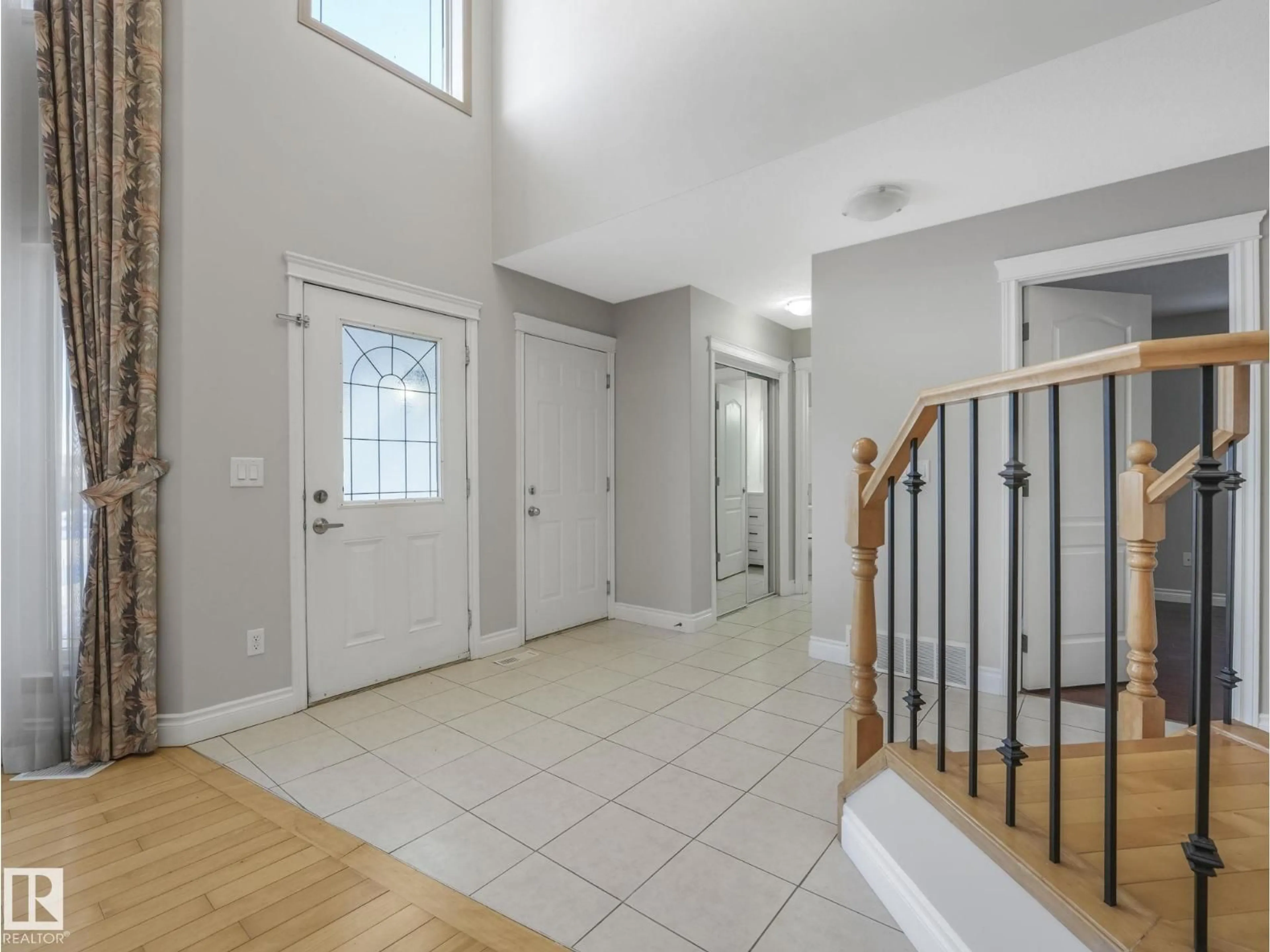 Indoor entryway for 13459 140 AV, Edmonton Alberta T6V1W4